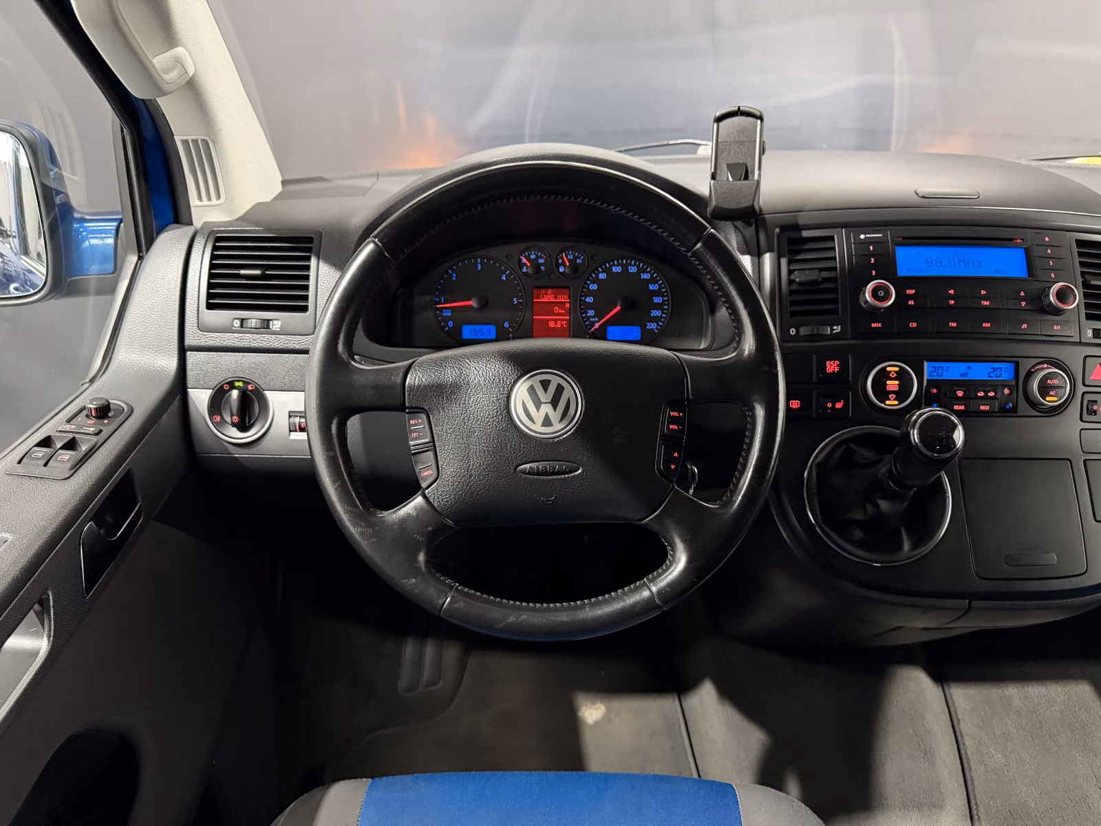 VOLKSWAGEN T5 MULTIVAN COMFORTLINE 2.5 TDI 131 CH – 7 PLACES – SIÈGES PIVOTANTS – BANQUETTE COUCHETTE – CLIM 3 ZONES – 181 000 KM