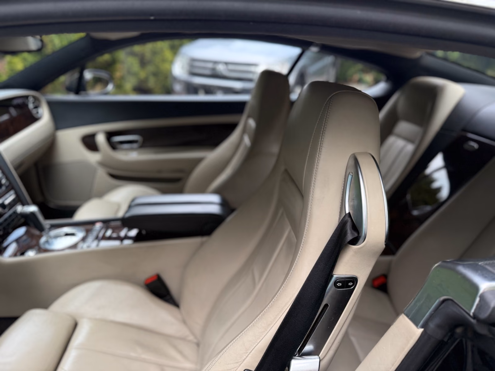 Bentley Continental GT W12 6.0 560 ch • Boîte auto • 4x4 • Cuir beige • GPS