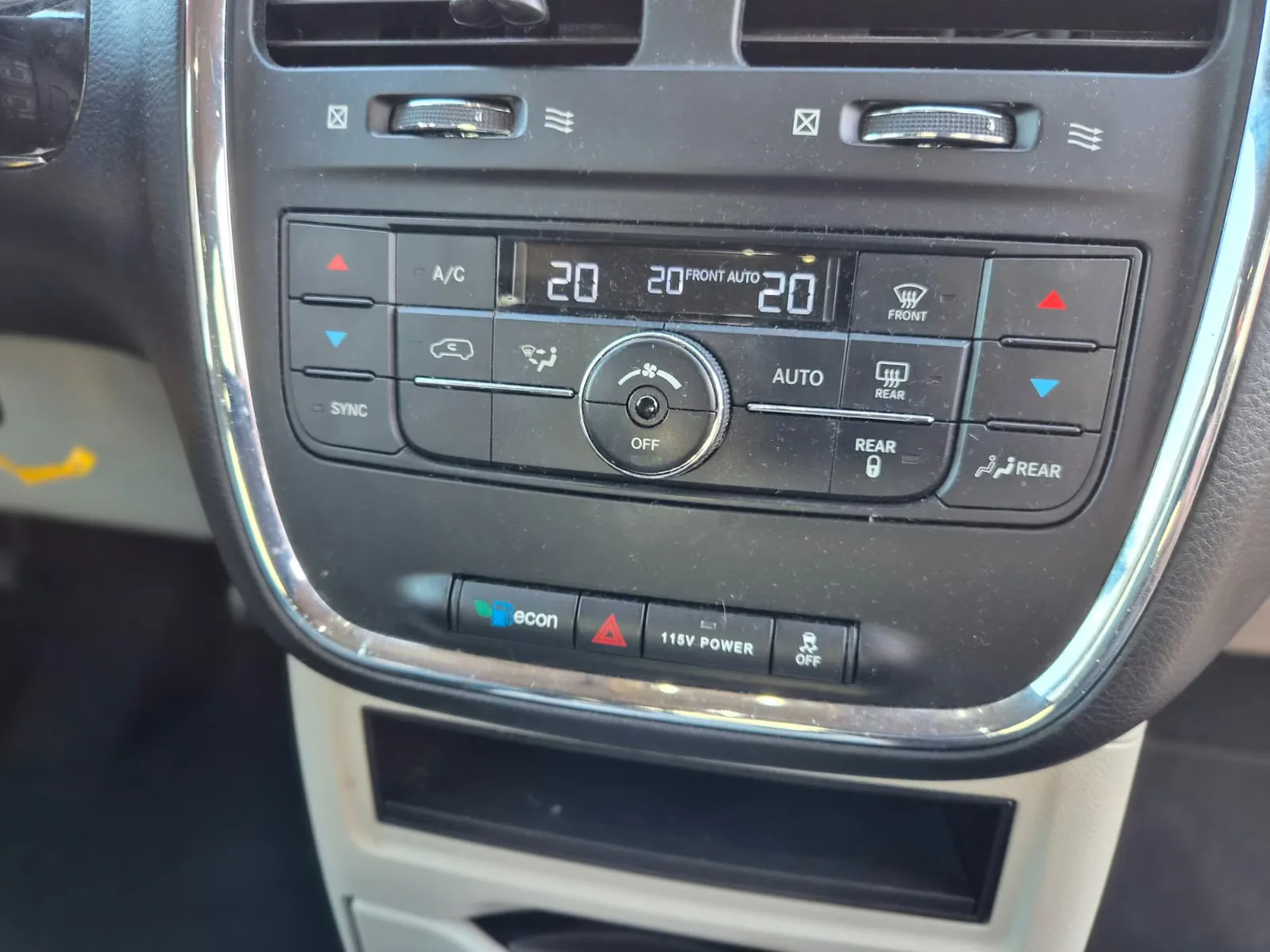 CHRYSLER GRAND VOYAGER TOWN & COUNTRY 3.6 V6 287 CH – BVA – 7 PLACES – CUIR – PORTES ÉLECTRIQUES – DVD – 52 771 KM