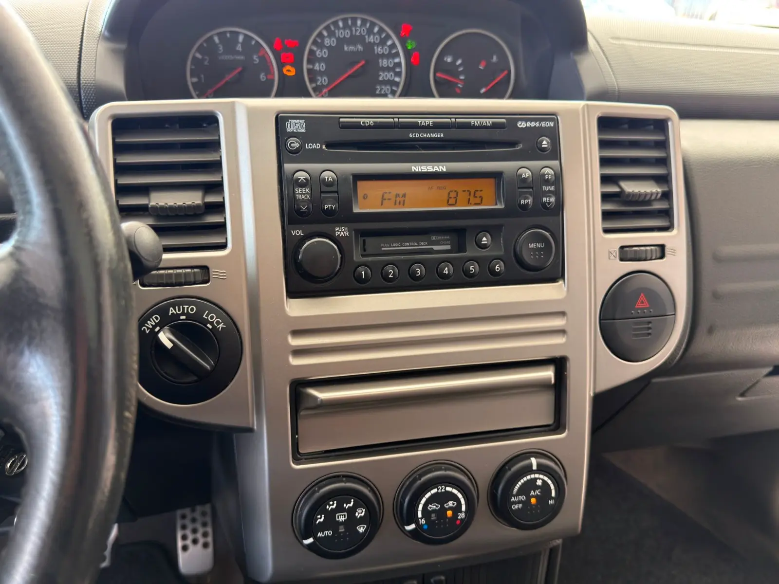 NISSAN X-TRAIL 2.2 dCi 136ch 4x4 - CUIR - TOIT PANORAMIQUE OUVRANT - SIÈGES CHAUFFANTS - SIÈGES ÉLECTRIQUES - RÉGULATEUR DE VITESSE