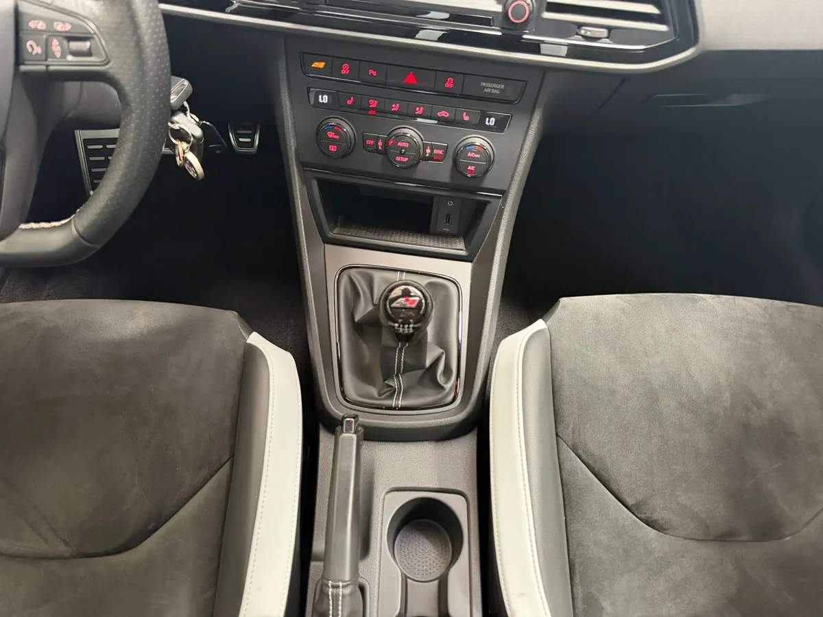 Seat Leon ST Cupra 290 ch • Boîte manuelle 6 • Toit pano • ACC • Caméras AV/AR • Cuir / Alcantara • DCC