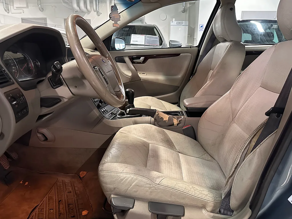 VOLVO V70 2.4 BUSINESS 140 ch 4X2 BVM - ATTELAGE - 250400 km