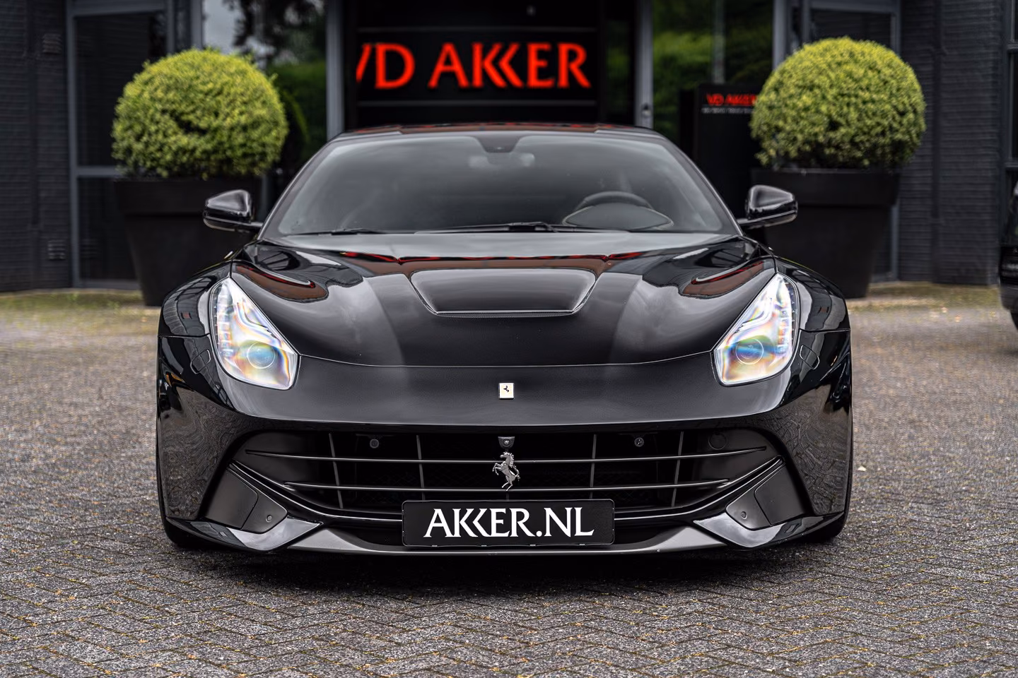 Ferrari F12 Berlinetta V12 740 ch • Nero Daytona • Sièges Daytona à mémoires • Lift • PPF • Freins Carbone/Céramique - Son JBL