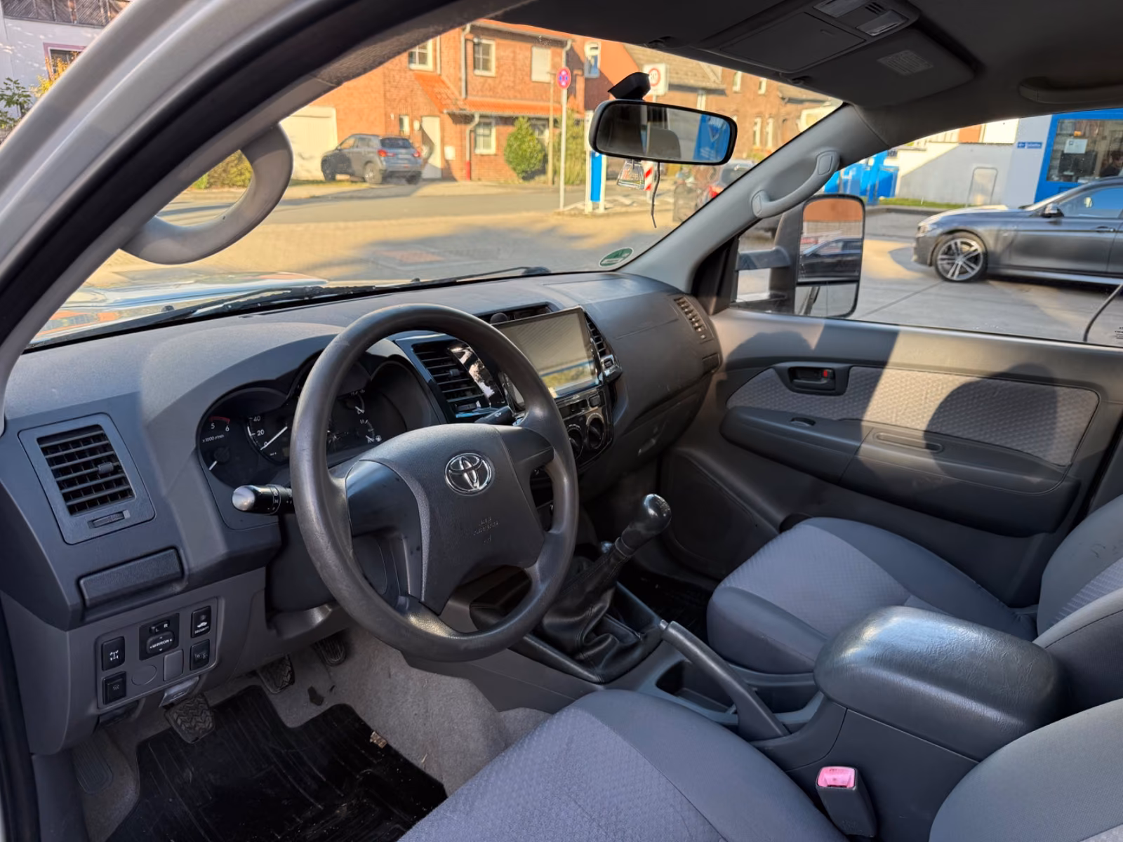 TOYOTA HILUX DOUBLE CAB 4X4 144 ch BVM - 1ère MAIN - ATTELAGE - 1540000 km