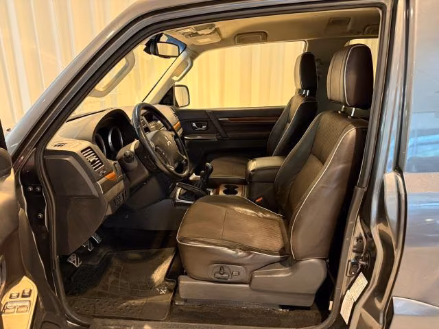 Mitsubishi Pajero 3.2 DI-D Intense 3 portes | 200 ch | BVM | Intérieur cuir | Phares xénon | Attelage | Bluetooth