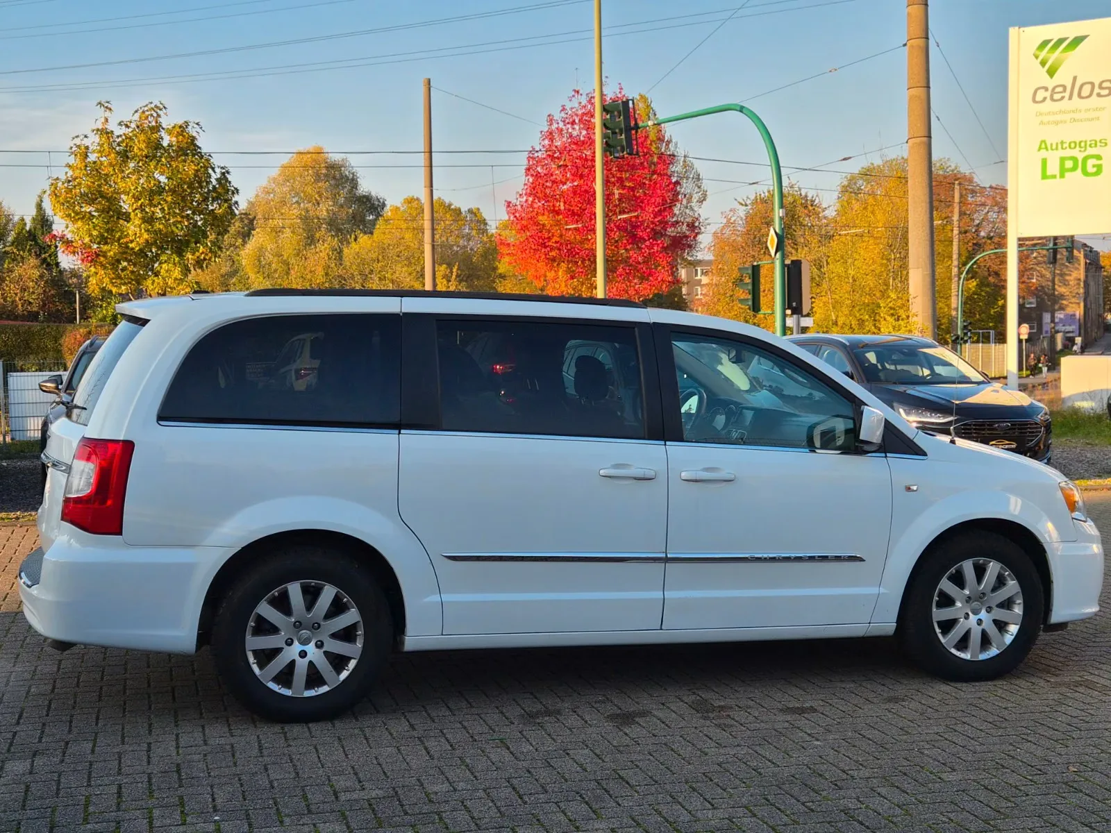 CHRYSLER GRAND VOYAGER TOWN & COUNTRY 3.6 V6 287 CH – BVA – 7 PLACES – CUIR – PORTES ÉLECTRIQUES – DVD – 52 771 KM