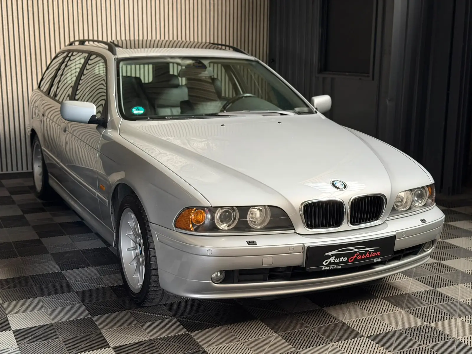 BMW 525i Touring E39 192 ch Exclusive • 6 cylindres • Boîte auto • 120 000 km • Cuir • Xénon • Attelage