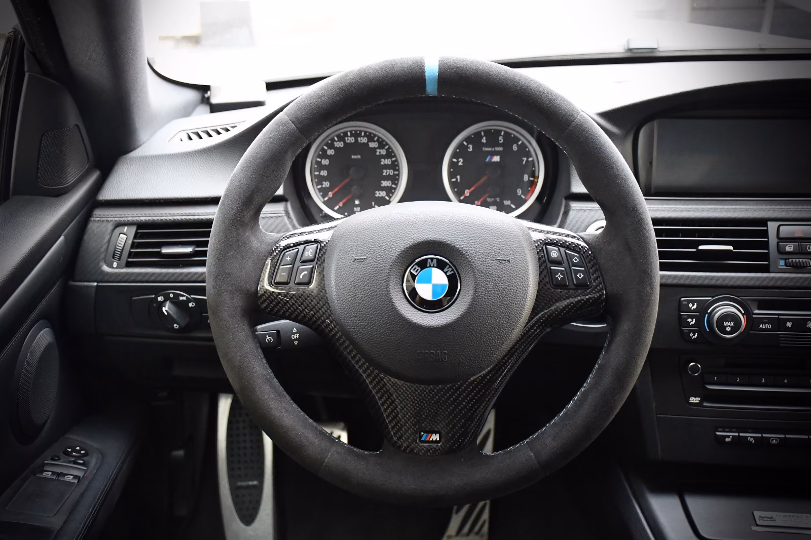 BMW M3 E92 V8 4.0 420 ch • Boîte manuelle • 79 800 km • Toit carbone • EDC • Cuir/Alcantara • GPS Pro