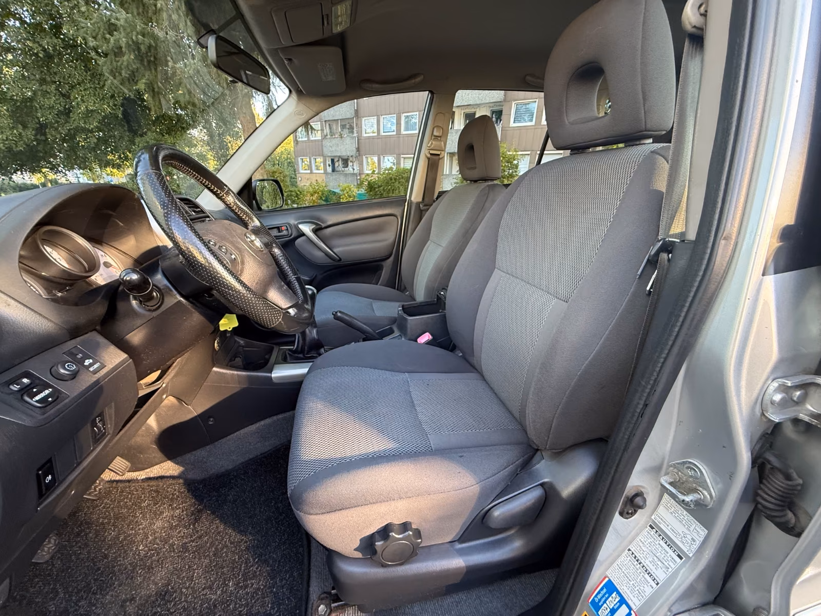 Toyota RAV4 2.0 VVT-i 150 ch 4x4 Sol • 5 portes • Clim auto • Attelage • Jantes 16"