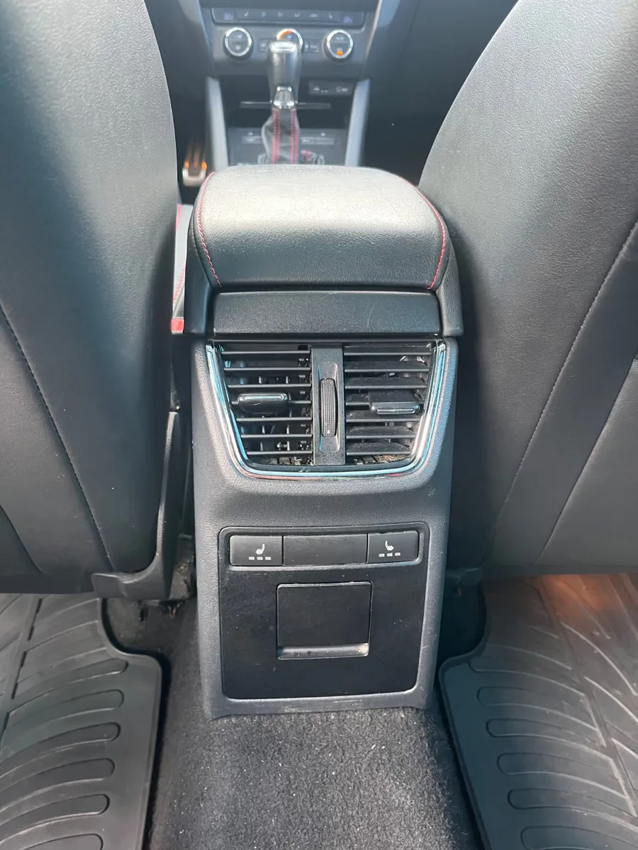 SKODA OCTAVIA COMBI RS 2.0 TDI 184ch DSG - TOIT PANORAMIQUE - ATTELAGE AMOVIBLE - GPS COLUMBUS - JANTES 19" - SIÈGES CHAUFFANTS