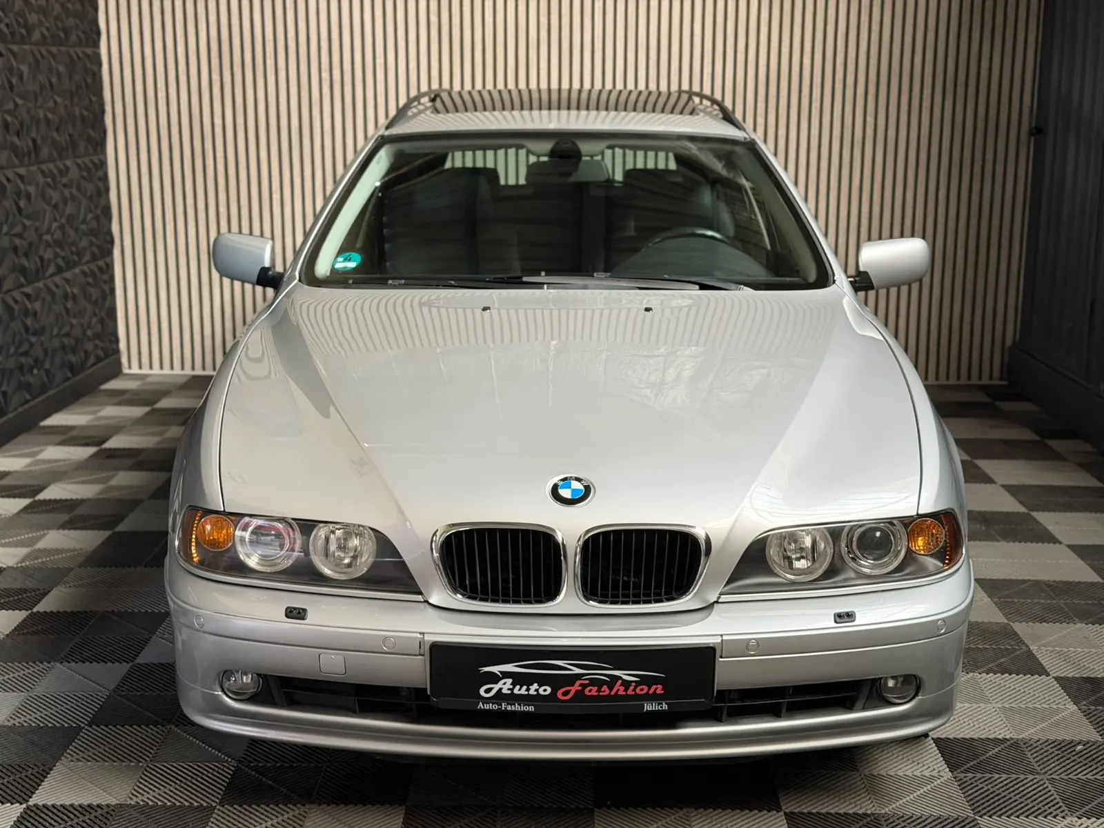 BMW 525i Touring E39 192 ch Exclusive • 6 cylindres • Boîte auto • 120 000 km • Cuir • Xénon • Attelage