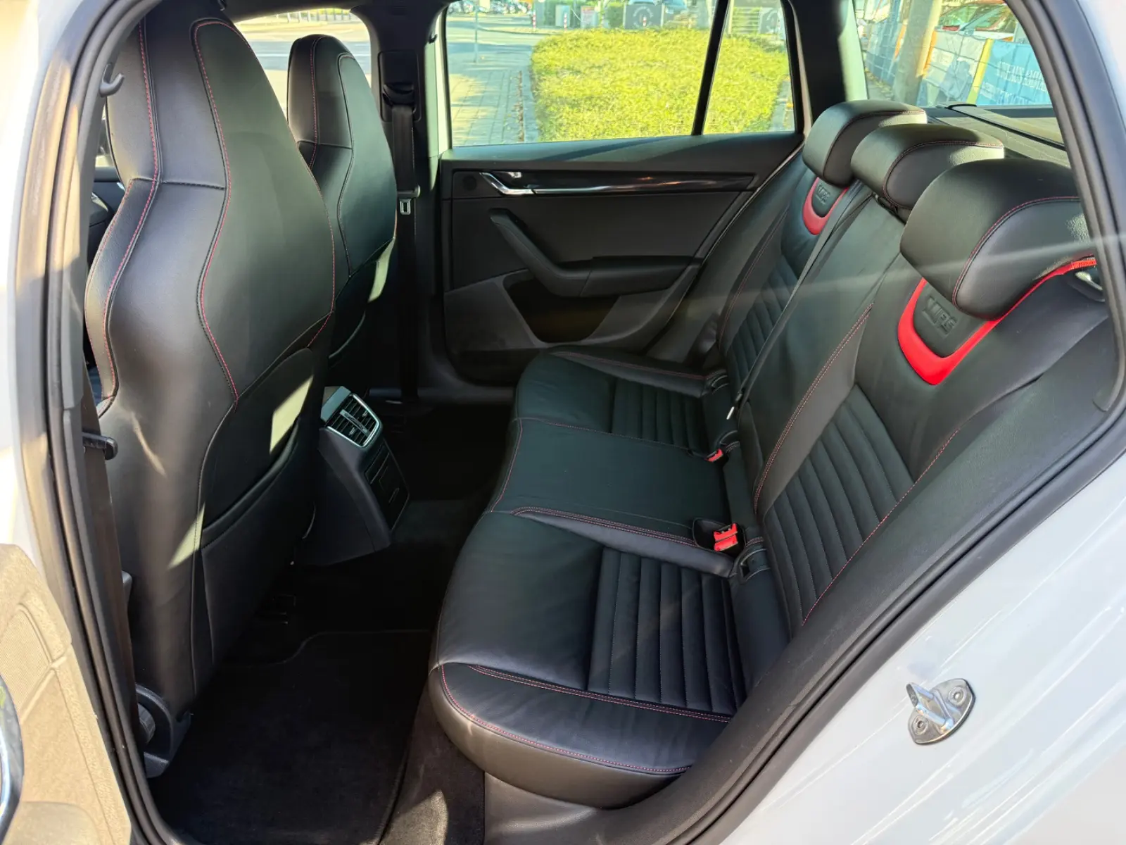 SKODA OCTAVIA COMBI RS 220CH - BVM - HAYON ÉLECTRIQUE - PACK SPORT - 127.450 KMS