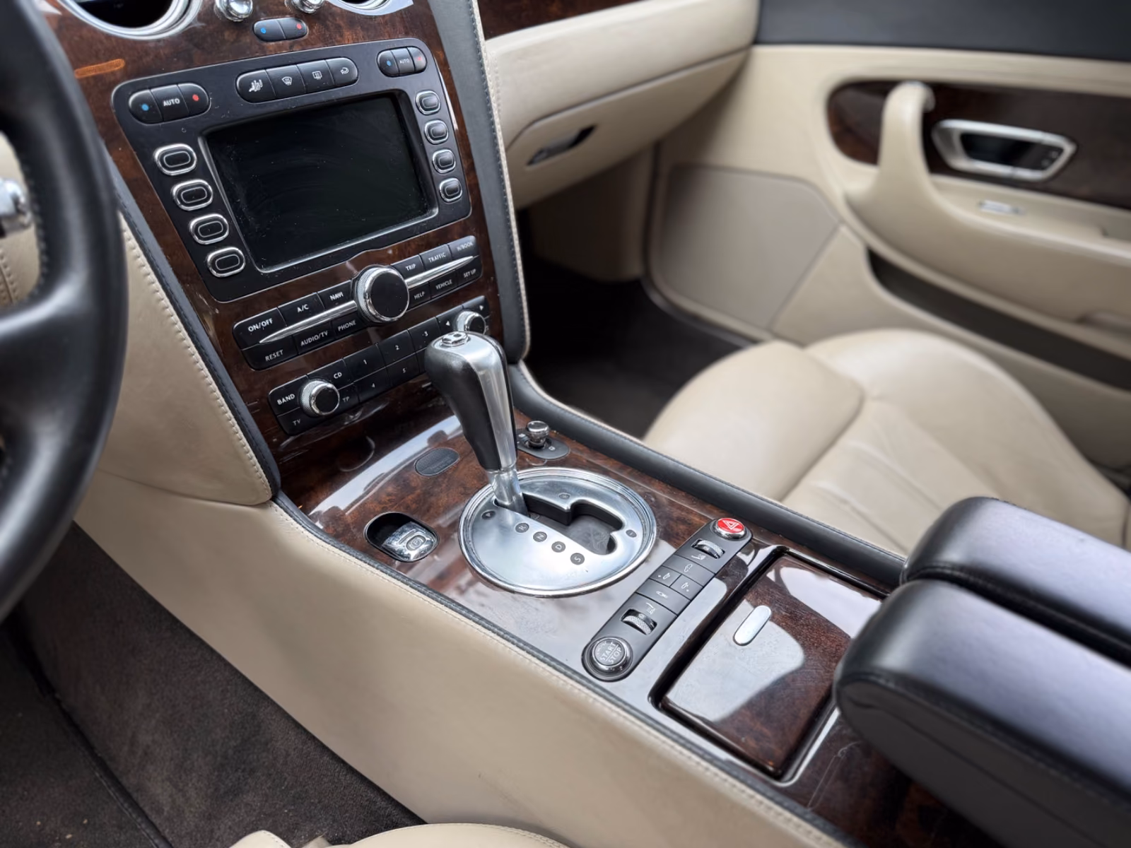 Bentley Continental GT W12 6.0 560 ch • Boîte auto • 4x4 • Cuir beige • GPS