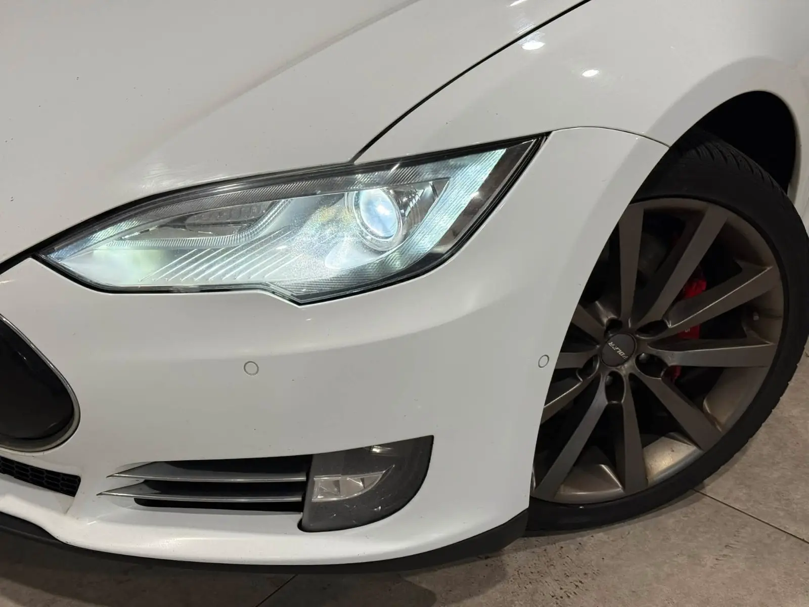 Tesla Model S Performance 85 367ch - Supercharge gratuite - Jantes 17" - Régulateur - Toit panoramique - Sièges chauffants éléctriques