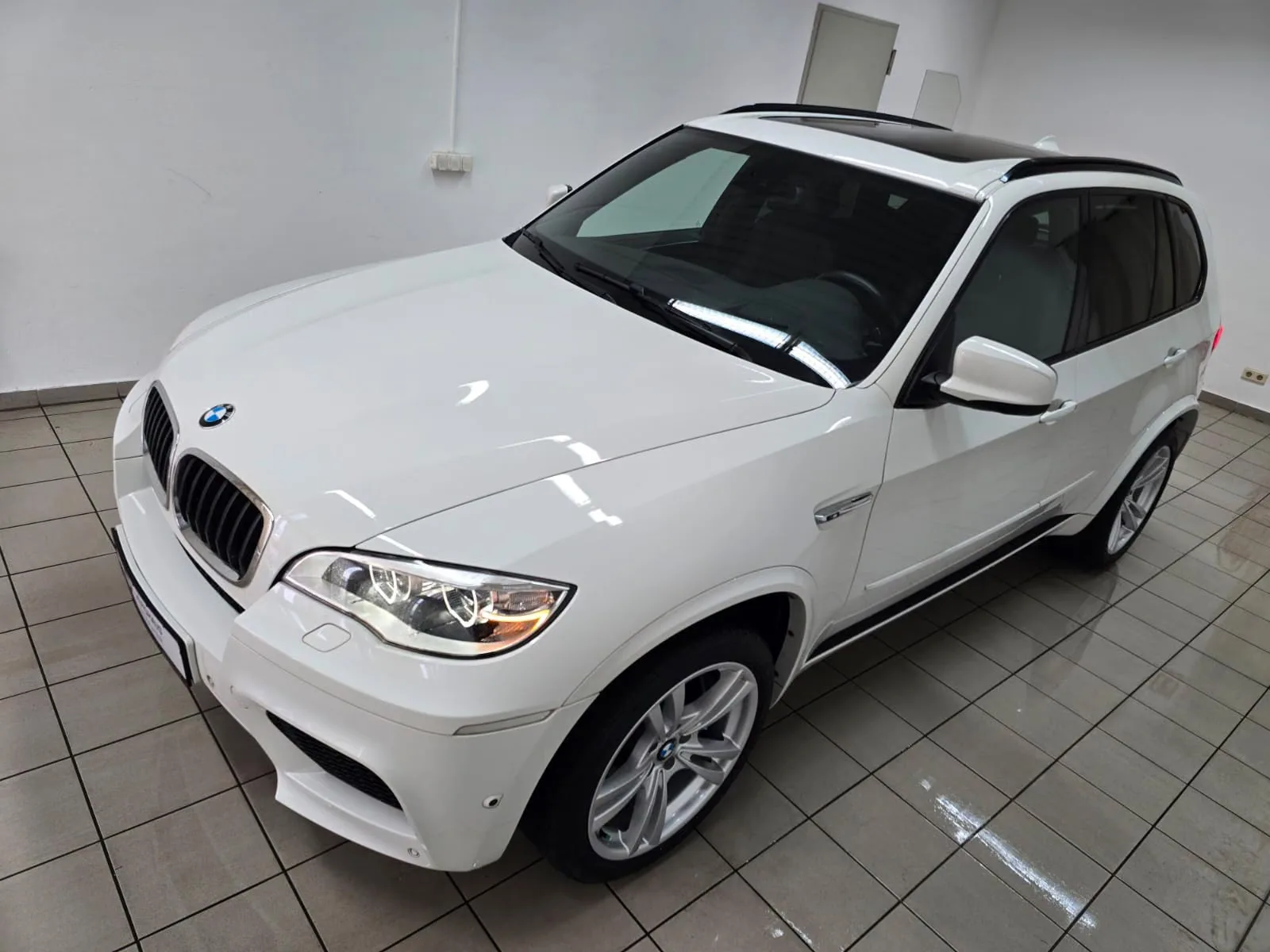 BMW X5 M 4.4 V8 | 555 ch | BVA | Toit panoramique | Affichage tête haute | Chauffage auxiliaire | Portes soft-close | Attelage