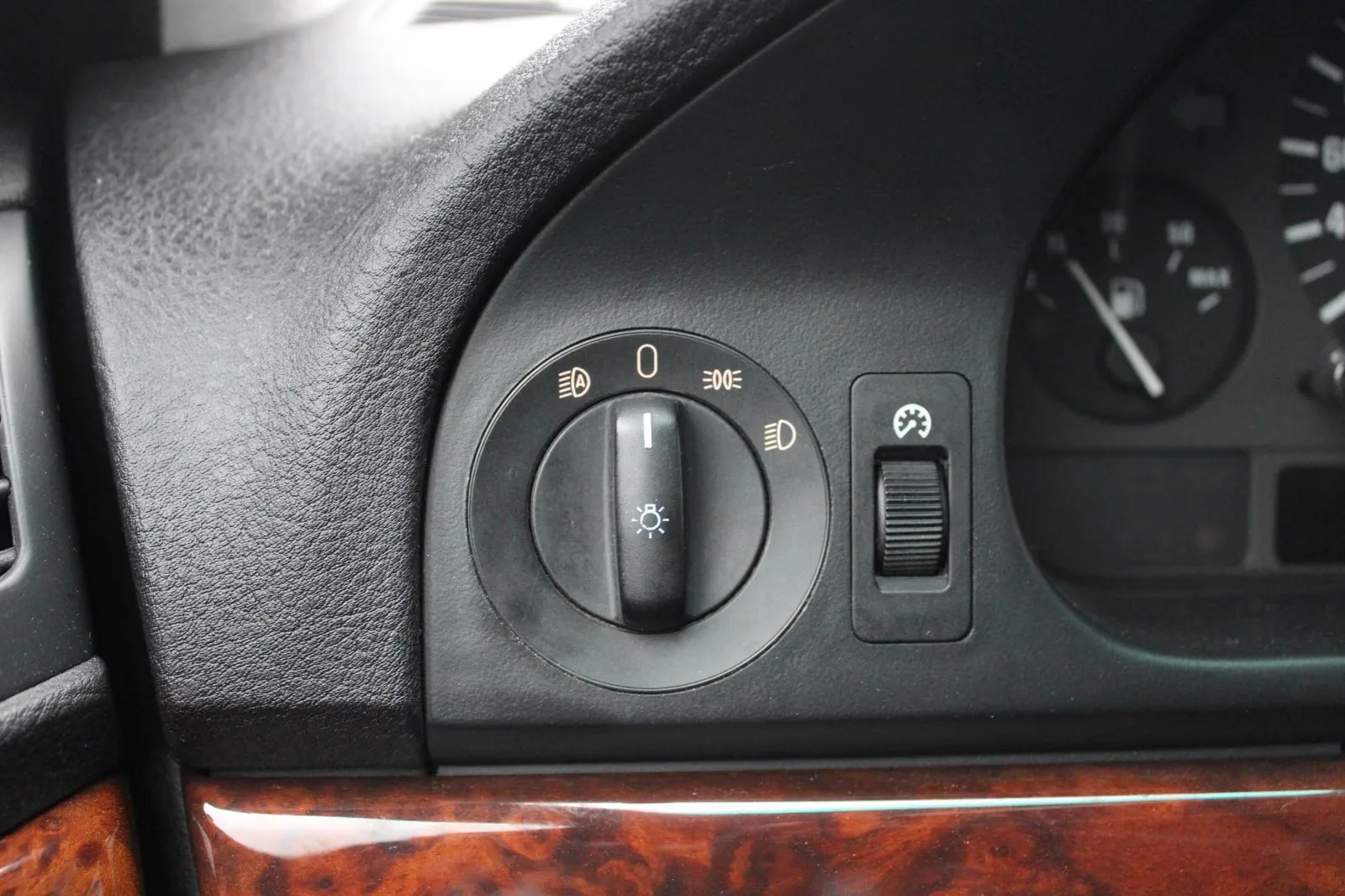 BMW 530 i TOURING 231 ch BVM - 2ème MAIN - CUIR -  205700 km