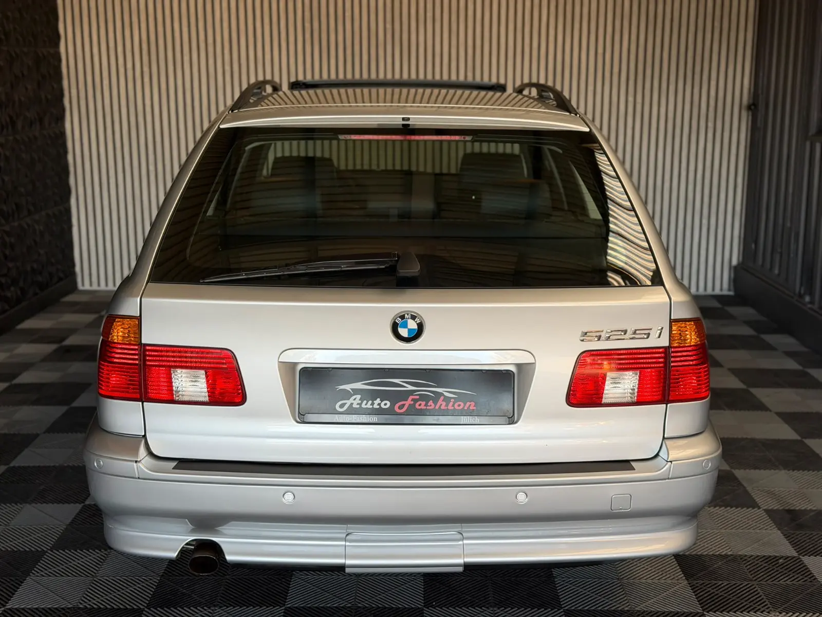 BMW 525i Touring E39 192 ch Exclusive • 6 cylindres • Boîte auto • 120 000 km • Cuir • Xénon • Attelage