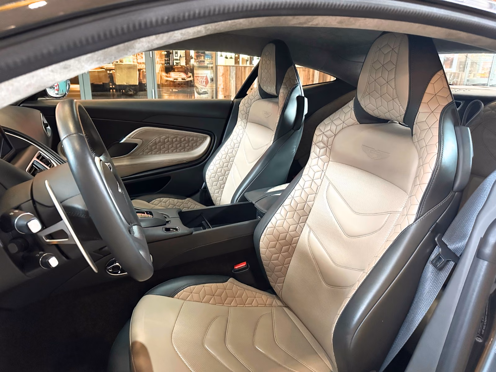 ASTON MARTIN DBS 5.2 V12 BITURBO SUPERLEGGERA - 725 ch - 1ère main