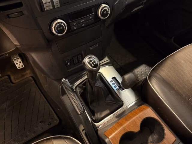 Mitsubishi Pajero 3.2 DI-D Intense 3 portes | 200 ch | BVM | Intérieur cuir | Phares xénon | Attelage | Bluetooth