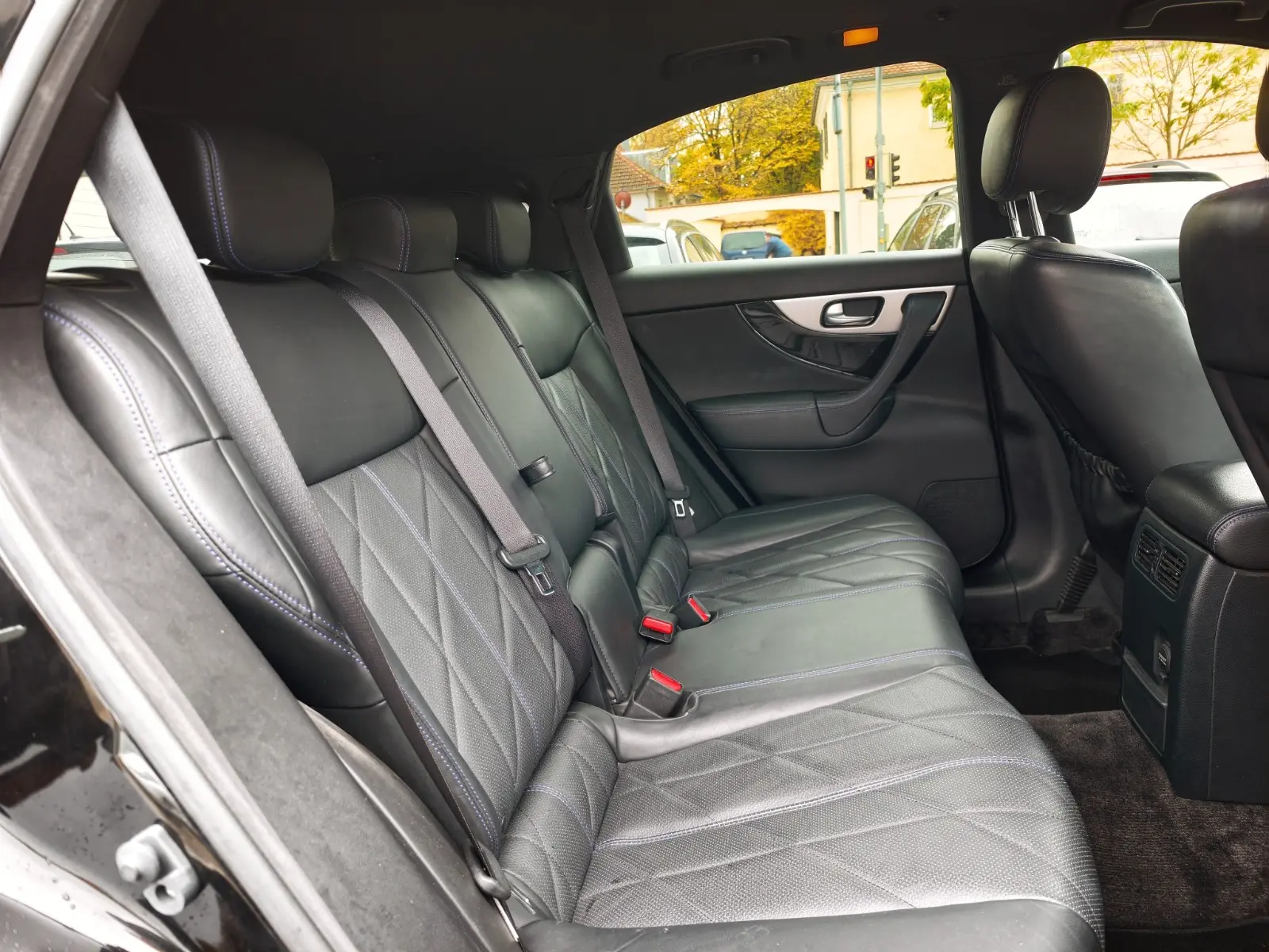 Infiniti QX70 3.0d S Premium | 238 ch | BVA | Cuir | Toit ouvrant | Régulateur adaptatif | Sièges chauffants et ventilés | GPS