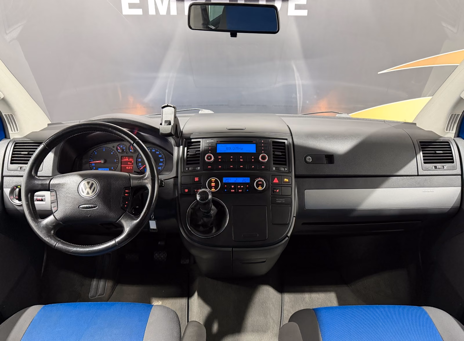 VOLKSWAGEN T5 MULTIVAN COMFORTLINE 2.5 TDI 131 CH – 7 PLACES – SIÈGES PIVOTANTS – BANQUETTE COUCHETTE – CLIM 3 ZONES – 181 000 KM