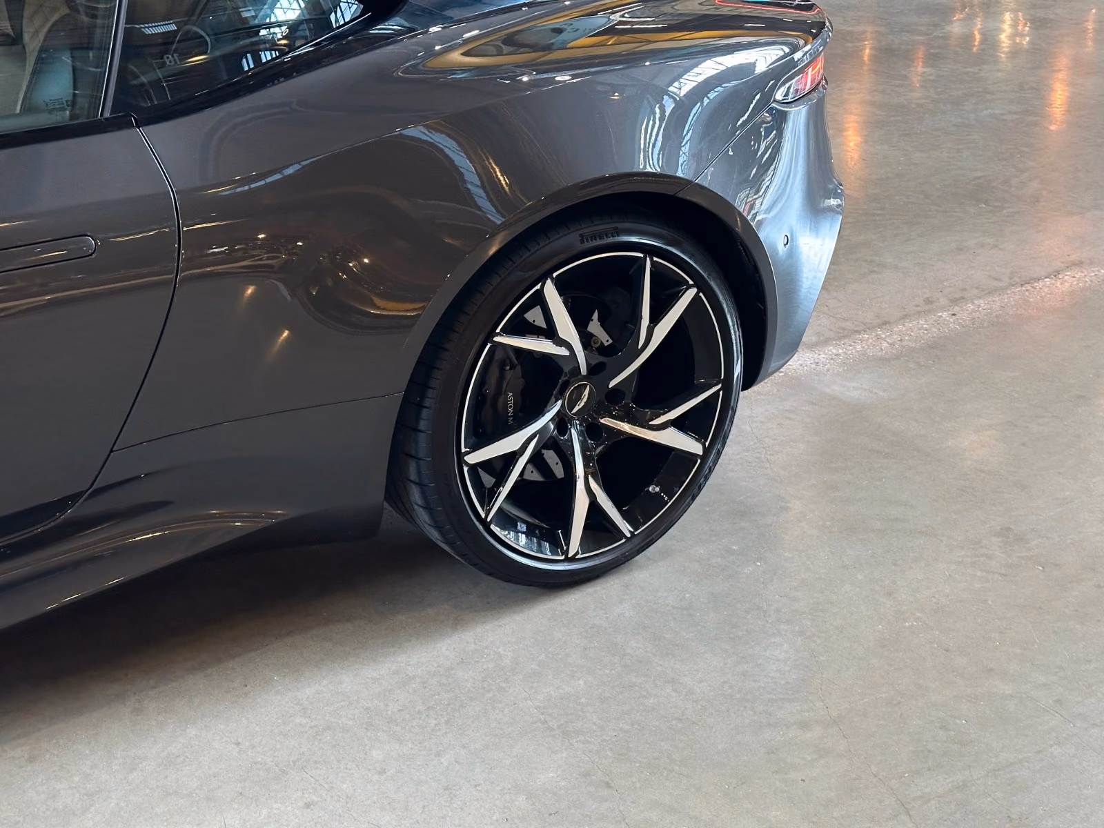 ASTON MARTIN DBS 5.2 V12 BITURBO SUPERLEGGERA - 725 ch - 1ère main