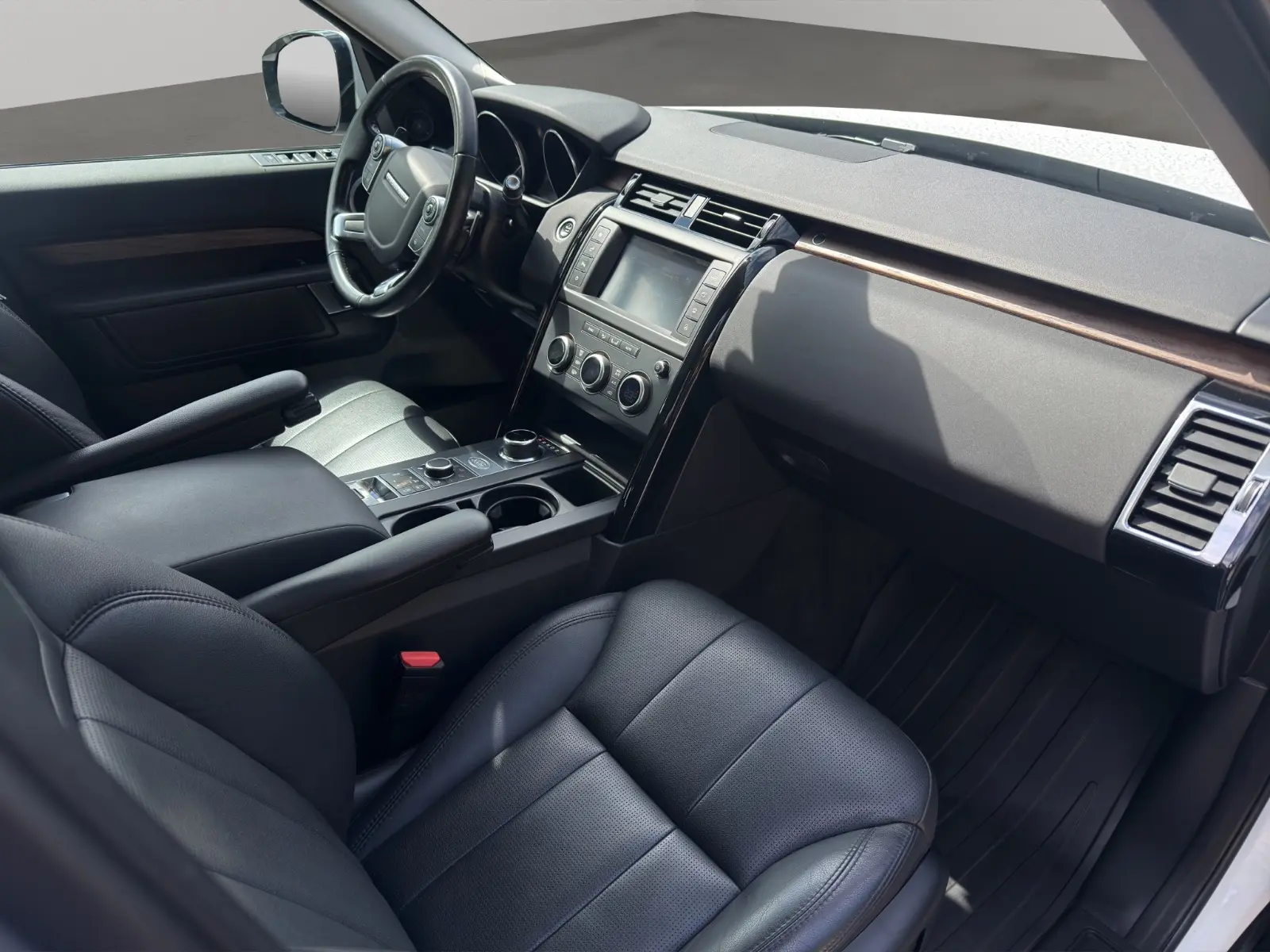 Land Rover Discovery 5 Si6 3.0 V6 SE | 340 ch | BVA | Suspension pneumatique | Cuir | Régulateur adaptatif | Sièges chauffants | Attelage