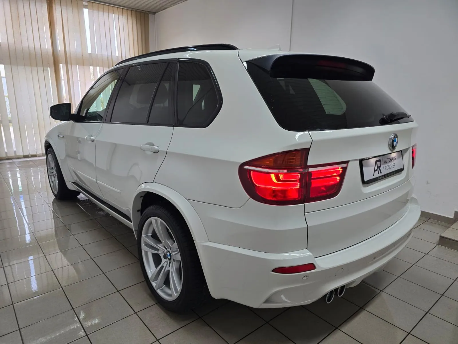 BMW X5 M 4.4 V8 | 555 ch | BVA | Toit panoramique | Affichage tête haute | Chauffage auxiliaire | Portes soft-close | Attelage