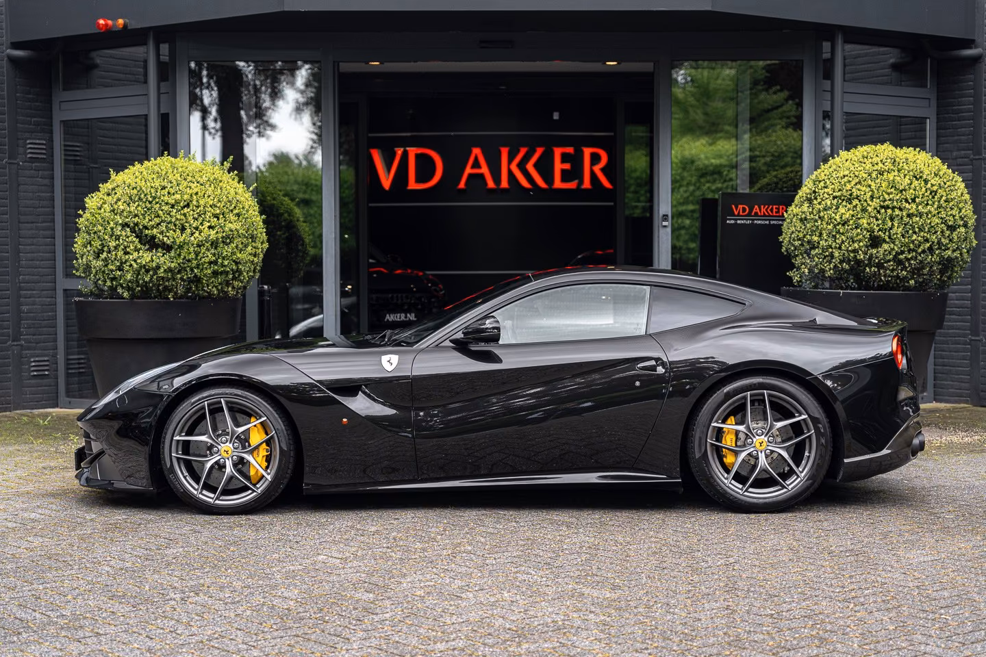 Ferrari F12 Berlinetta V12 740 ch • Nero Daytona • Sièges Daytona à mémoires • Lift • PPF • Freins Carbone/Céramique - Son JBL