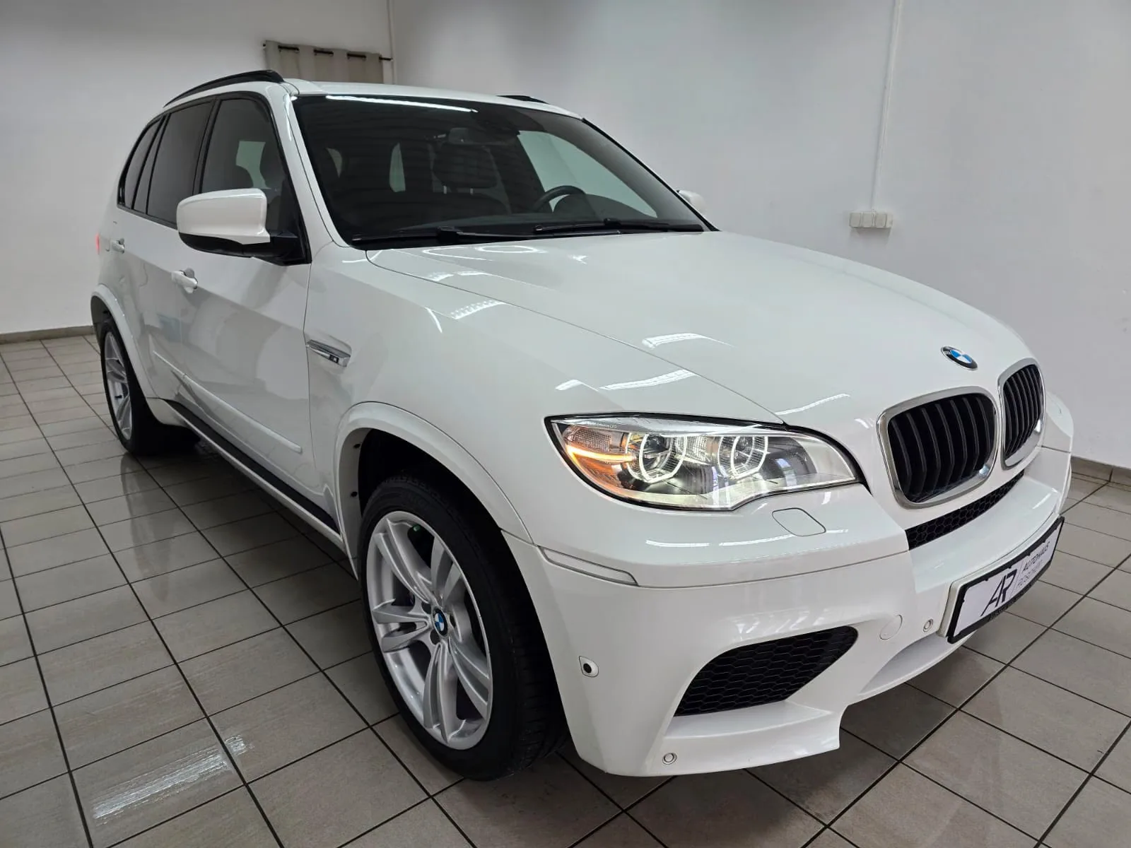 BMW X5 M 4.4 V8 | 555 ch | BVA | Toit panoramique | Affichage tête haute | Chauffage auxiliaire | Portes soft-close | Attelage