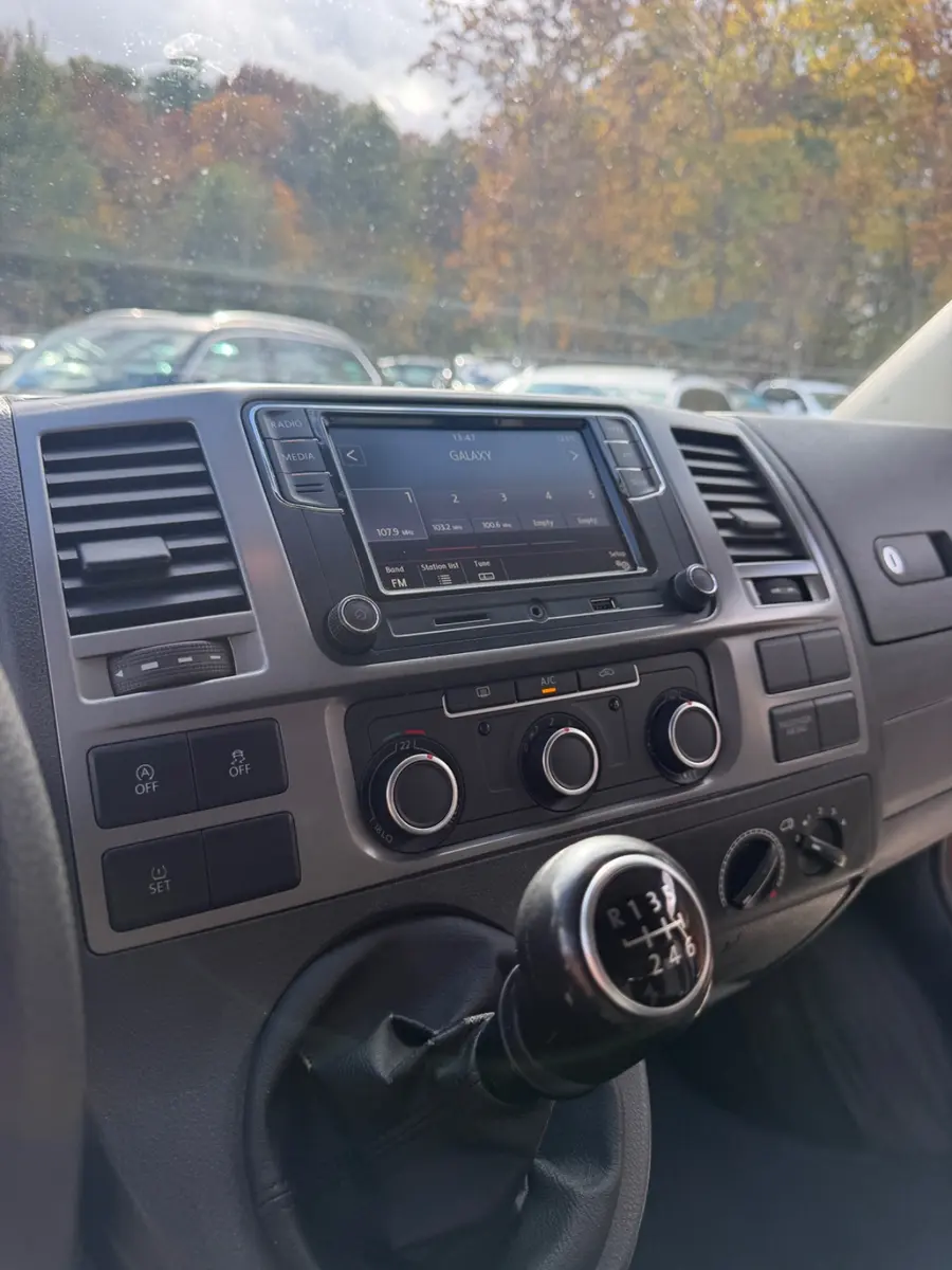 VOLKSWAGEN T5 CALIFORNIA 2.0 TDI 140ch - TOIT RELEVABLE - CHAUFFAGE AUXILIAIRE - ATTELAGE - RÉGULATEUR DE VITESSE