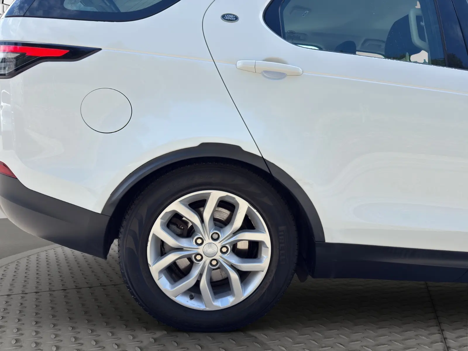 Land Rover Discovery 5 Si6 3.0 V6 SE | 340 ch | BVA | Suspension pneumatique | Cuir | Régulateur adaptatif | Sièges chauffants | Attelage