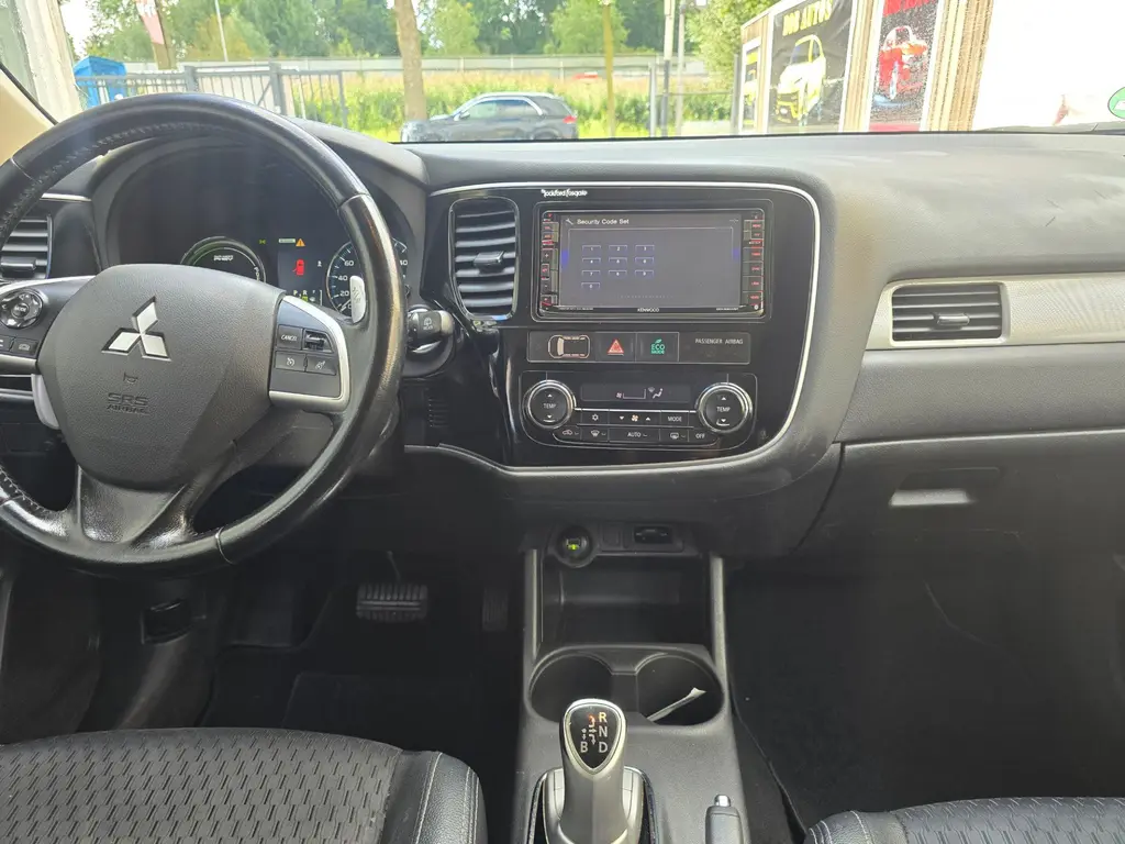 MITSUBISHI OUTLANDER 2.0 PHEV INSTYLE+ 4x4 203ch - CUIR - TOIT OUVRANT - CAMÉRA 360° - SIÈGES ET VOLANT CHAUFFANTS - HAYON ÉLECTRIQUE