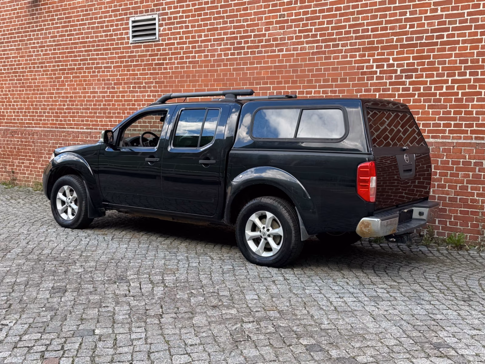 NISSAN NAVARA 2.5 DCI 190 CH – 4X4 – DOUBLE CABINE – CUIR – GPS – ATTELAGE – 150 000 KM