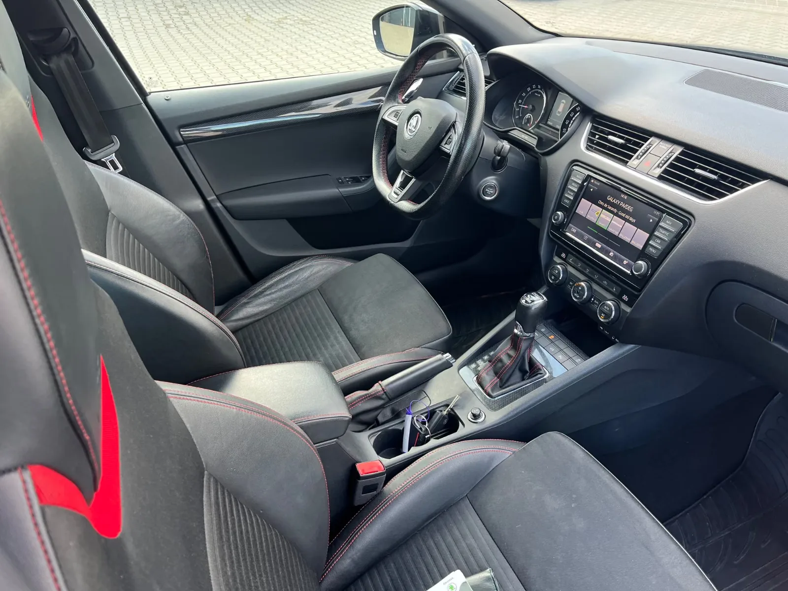 SKODA OCTAVIA COMBI RS 2.0 TDI 184ch DSG - TOIT PANORAMIQUE - ATTELAGE AMOVIBLE - GPS COLUMBUS - JANTES 19" - SIÈGES CHAUFFANTS