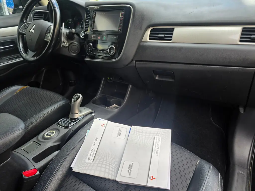 MITSUBISHI OUTLANDER 2.0 PHEV INSTYLE+ 4x4 203ch - CUIR - TOIT OUVRANT - CAMÉRA 360° - SIÈGES ET VOLANT CHAUFFANTS - HAYON ÉLECTRIQUE