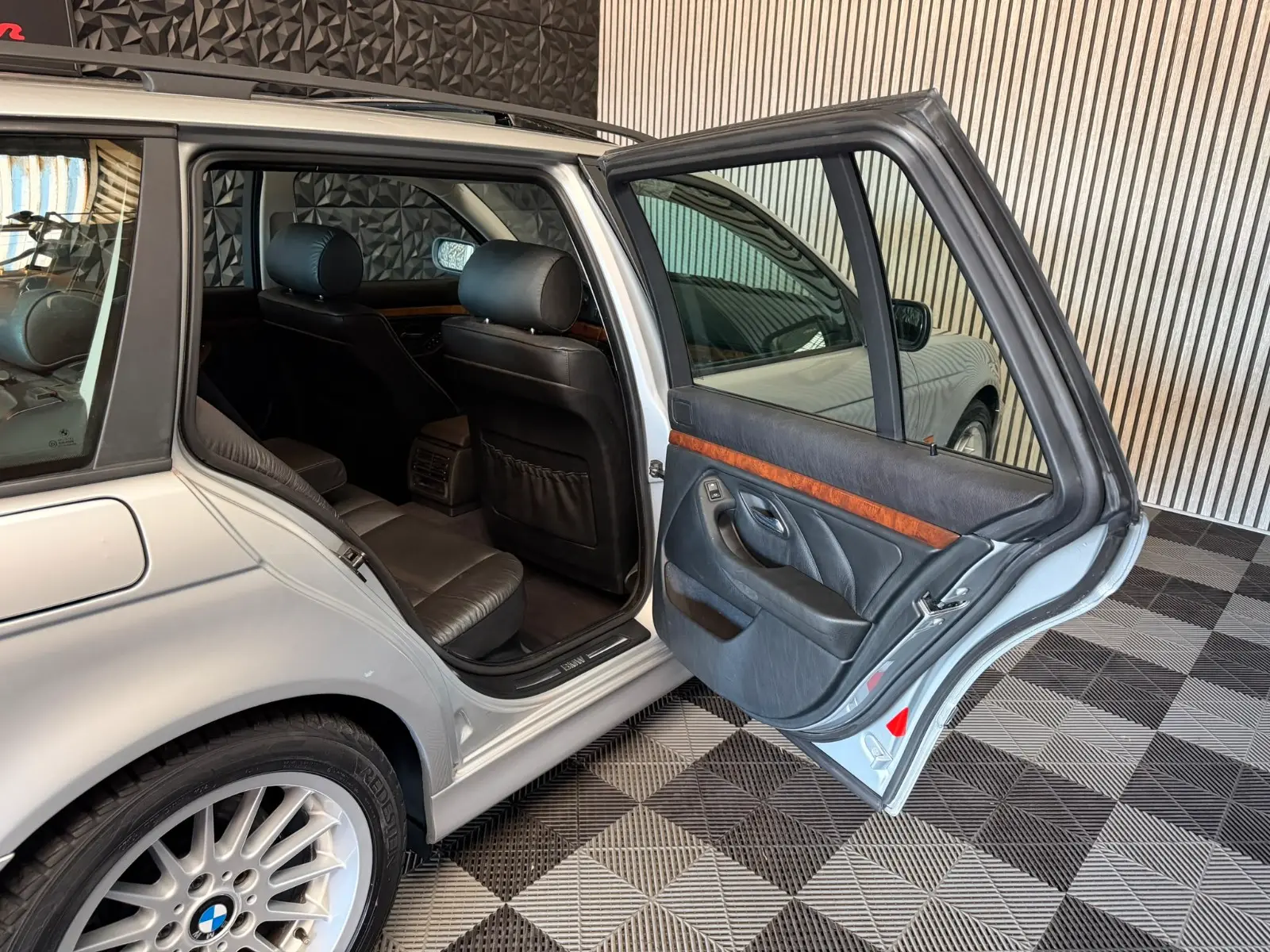 BMW 525i Touring E39 192 ch Exclusive • 6 cylindres • Boîte auto • 120 000 km • Cuir • Xénon • Attelage