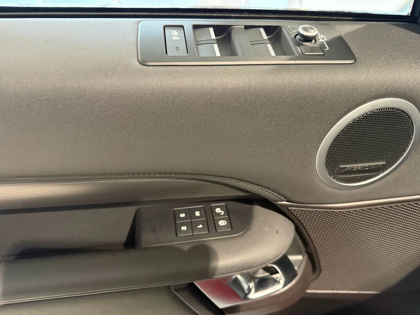 Land Rover Discovery 5 TD6 HSE | 258 ch | BVA | 7 places | Toit ouvrant | Suspension pneumatique | Affichage tête haute | Chauffage auxiliaire