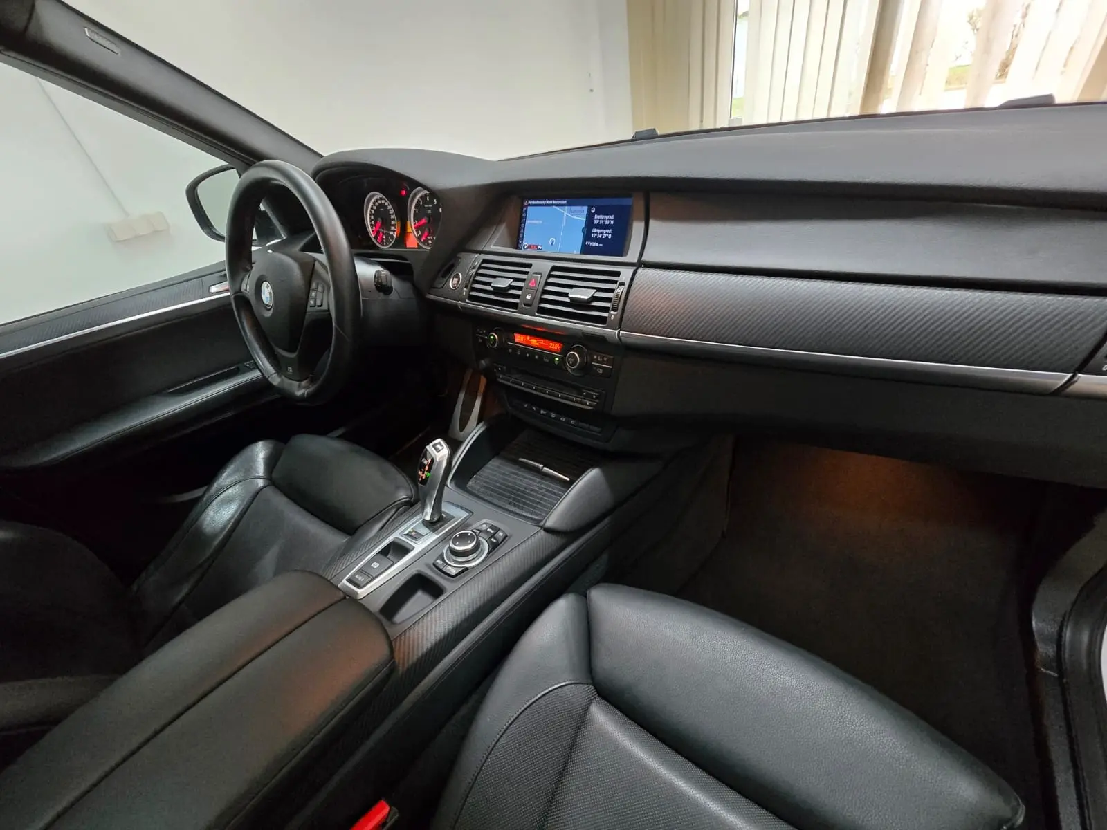BMW X5 M 4.4 V8 | 555 ch | BVA | Toit panoramique | Affichage tête haute | Chauffage auxiliaire | Portes soft-close | Attelage
