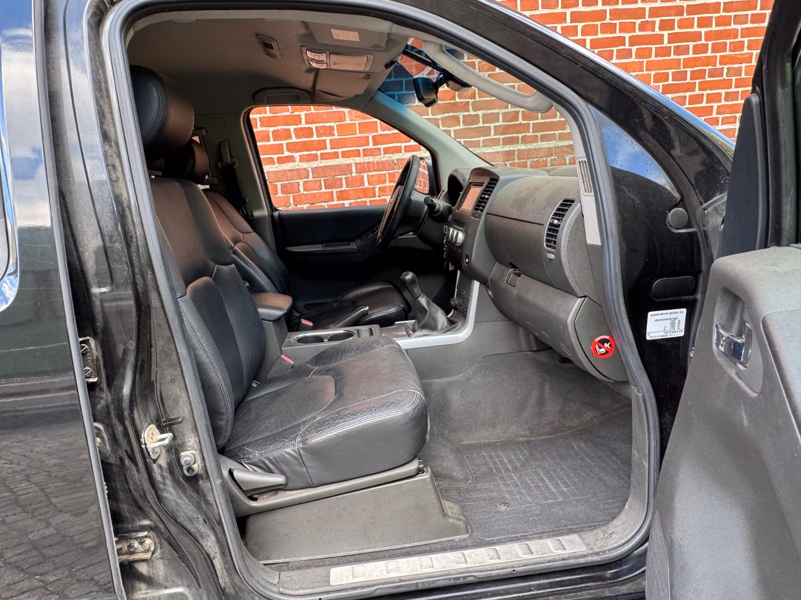 NISSAN NAVARA 2.5 DCI 190 CH – 4X4 – DOUBLE CABINE – CUIR – GPS – ATTELAGE – 150 000 KM