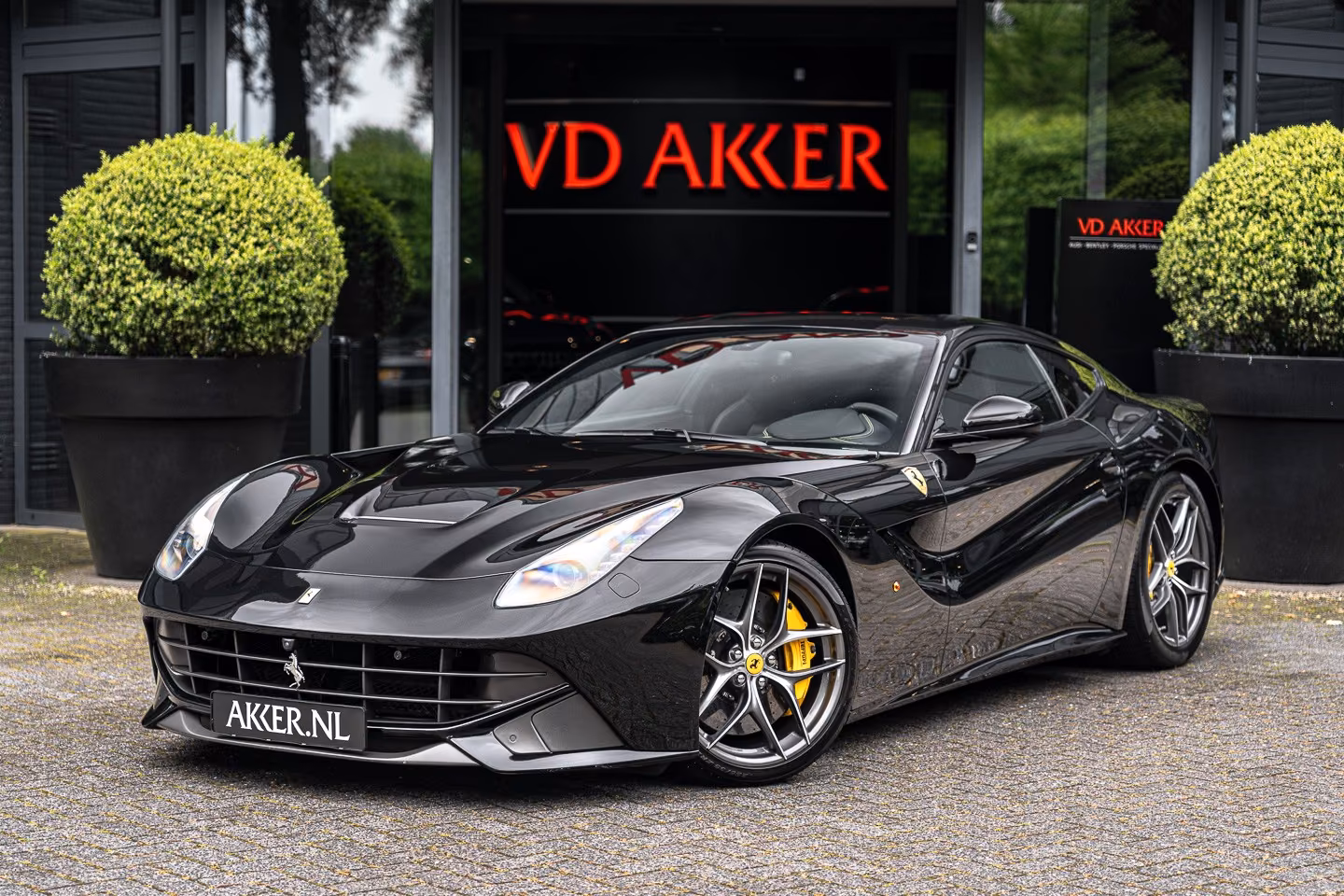 Ferrari F12 Berlinetta V12 740 ch • Nero Daytona • Sièges Daytona à mémoires • Lift • PPF • Freins Carbone/Céramique - Son JBL