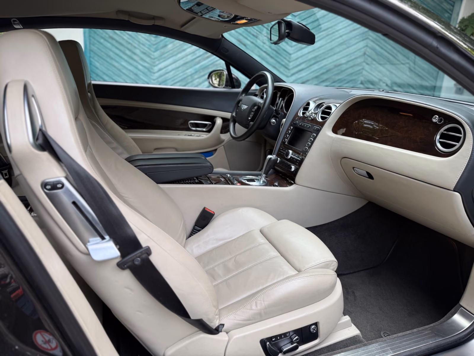 Bentley Continental GT W12 6.0 560 ch • Boîte auto • 4x4 • Cuir beige • GPS