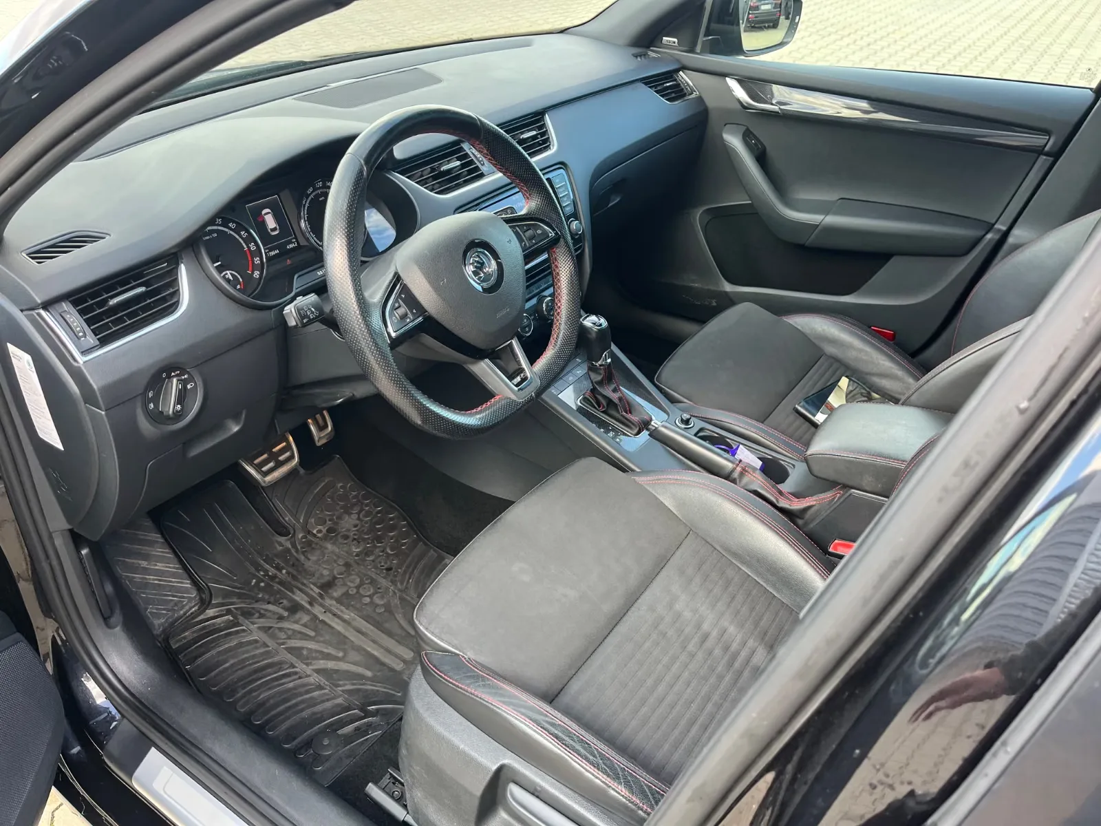 SKODA OCTAVIA COMBI RS 2.0 TDI 184ch DSG - TOIT PANORAMIQUE - ATTELAGE AMOVIBLE - GPS COLUMBUS - JANTES 19" - SIÈGES CHAUFFANTS