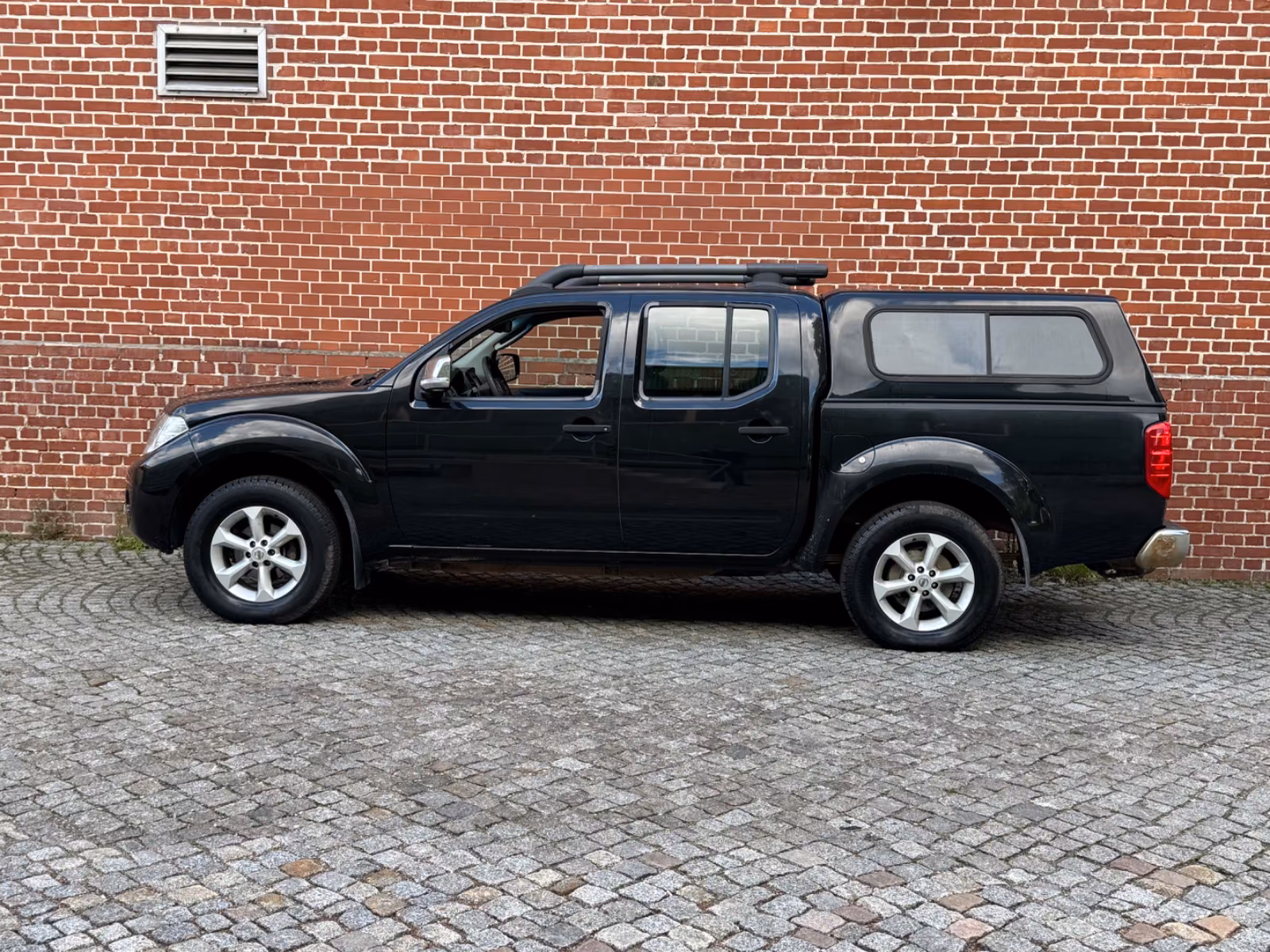 NISSAN NAVARA 2.5 DCI 190 CH – 4X4 – DOUBLE CABINE – CUIR – GPS – ATTELAGE – 150 000 KM