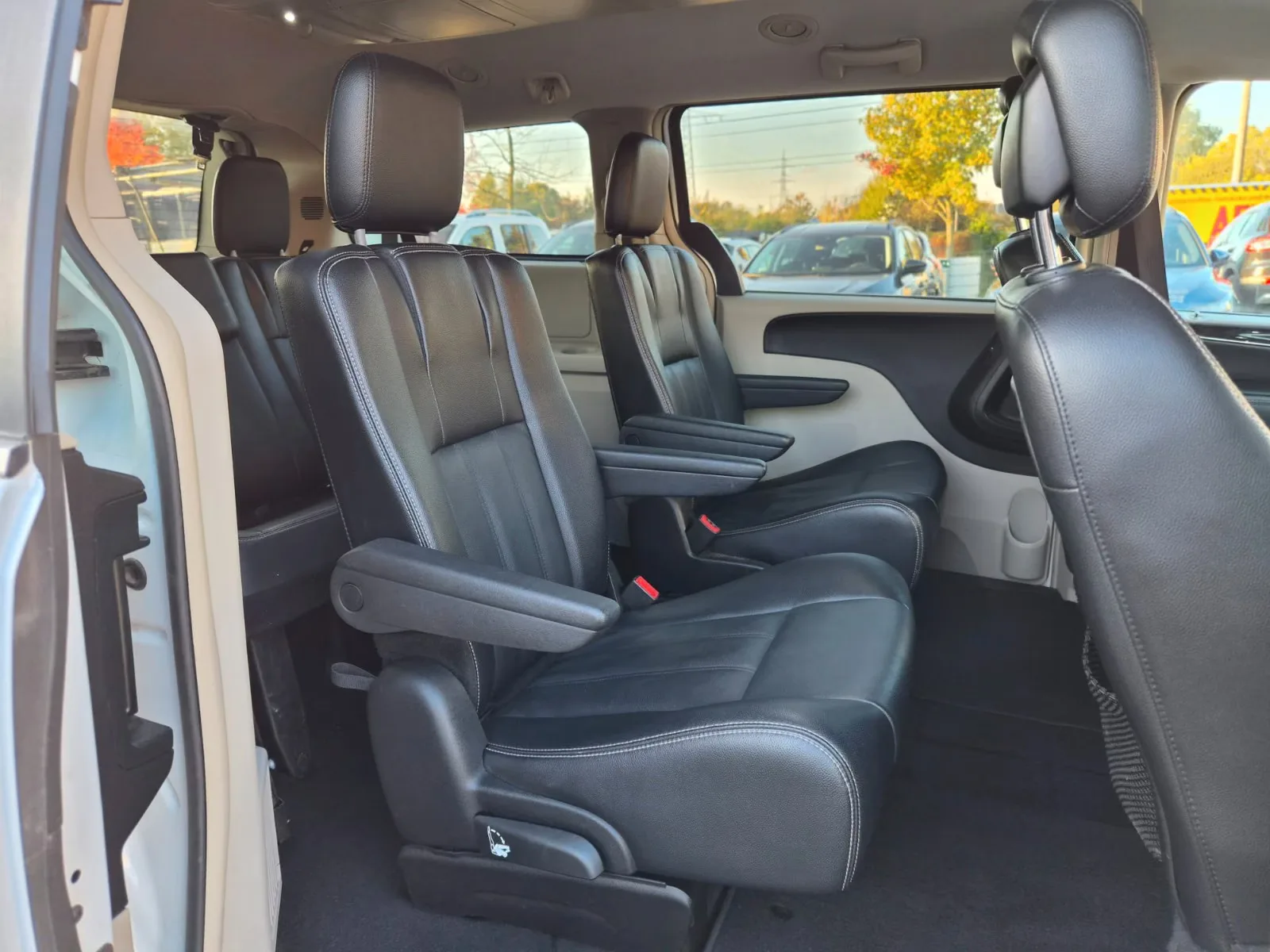 CHRYSLER GRAND VOYAGER TOWN & COUNTRY 3.6 V6 287 CH – BVA – 7 PLACES – CUIR – PORTES ÉLECTRIQUES – DVD – 52 771 KM