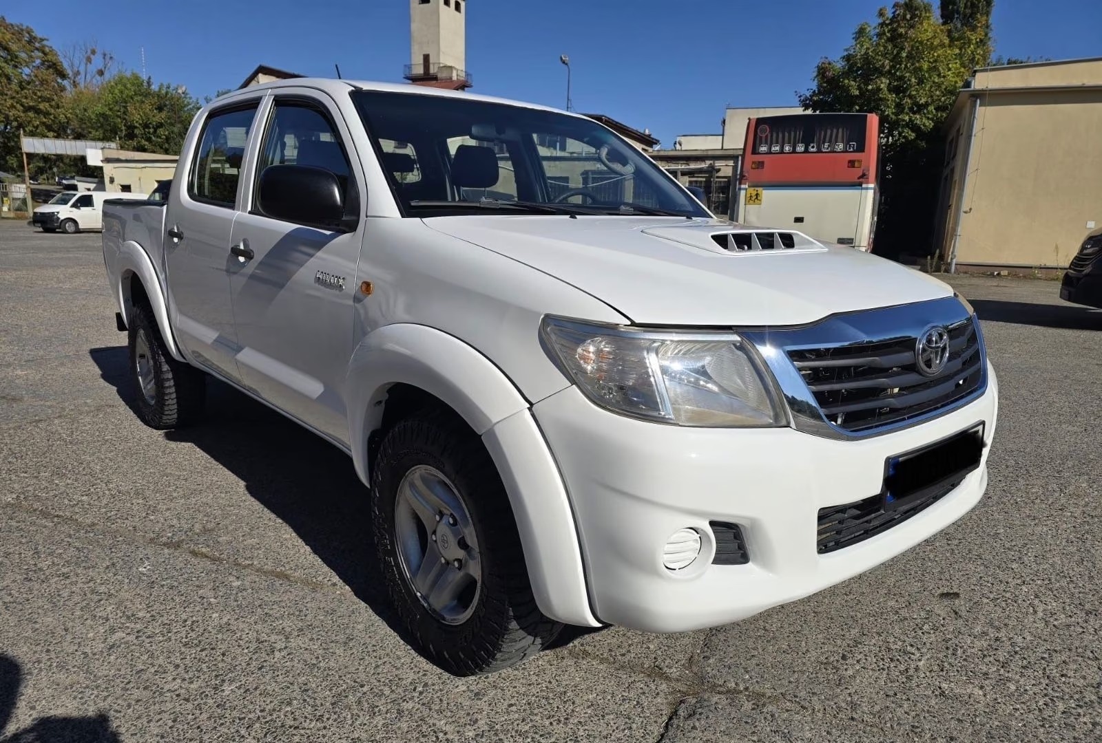 Toyota Hilux 2.5 D-4D 144 ch 4x4 Double Cabine • Clim auto • Attelage • Bluetooth • Sièges chauffants