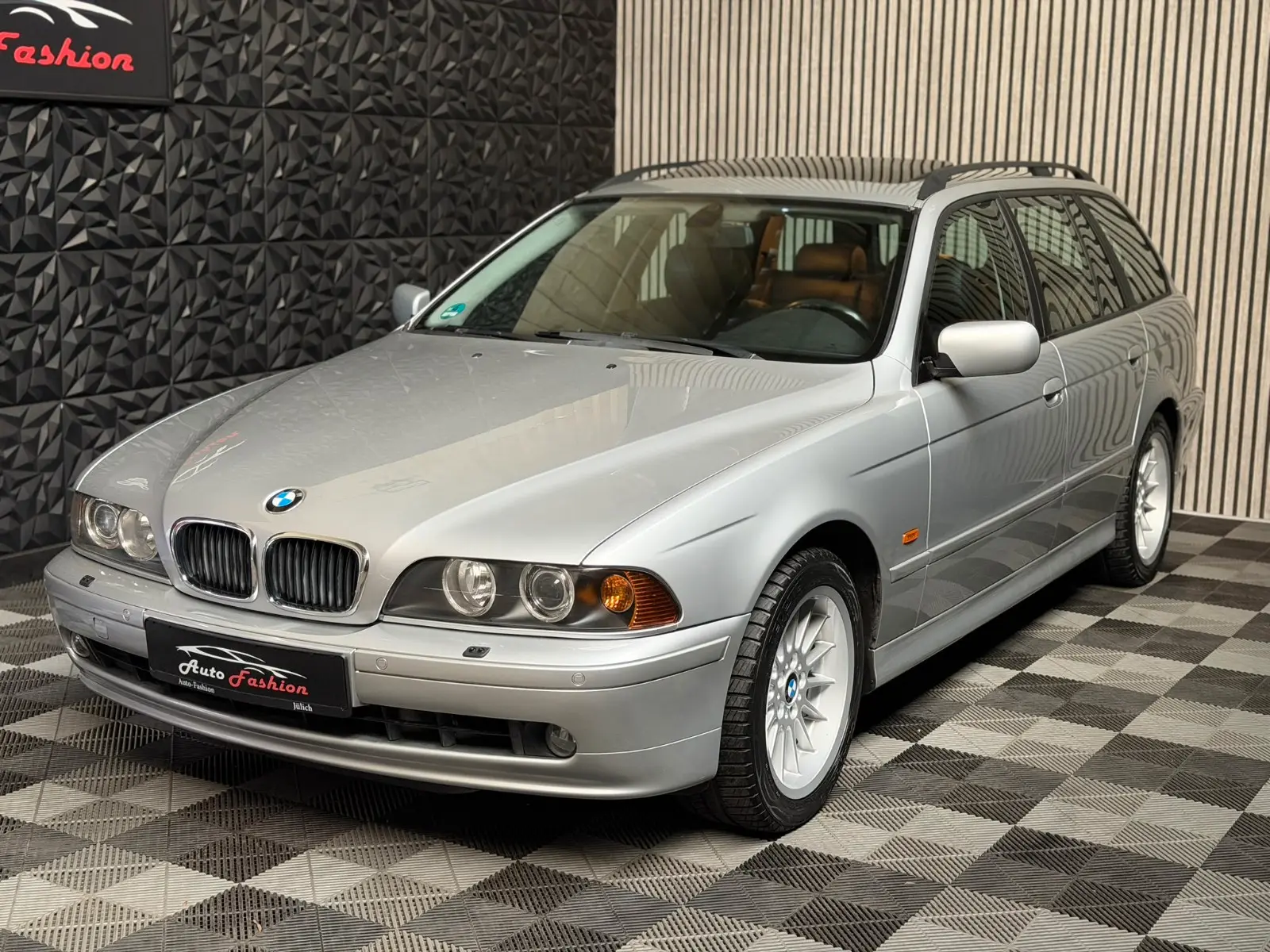 BMW 525i Touring E39 192 ch Exclusive • 6 cylindres • Boîte auto • 120 000 km • Cuir • Xénon • Attelage