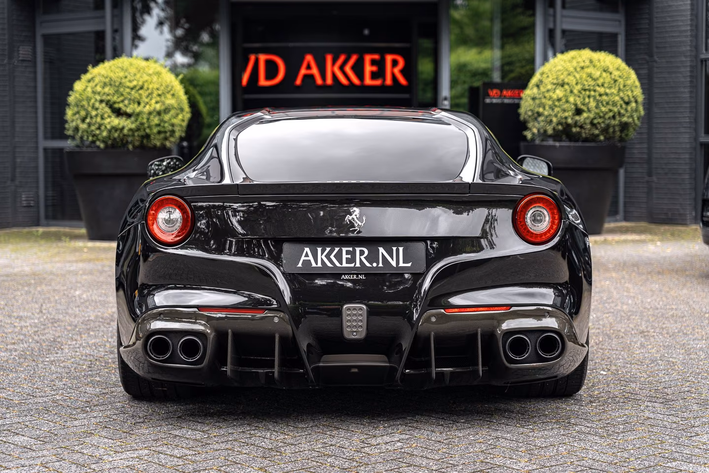 Ferrari F12 Berlinetta V12 740 ch • Nero Daytona • Sièges Daytona à mémoires • Lift • PPF • Freins Carbone/Céramique - Son JBL