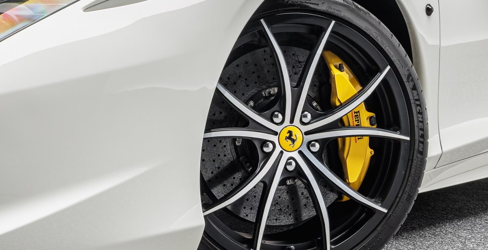 Ferrari 458 Italia V8 570 ch • Boîte F1 DCT • Baquets carbone • Pack Carbone • 48 000 km • Bianco Avus