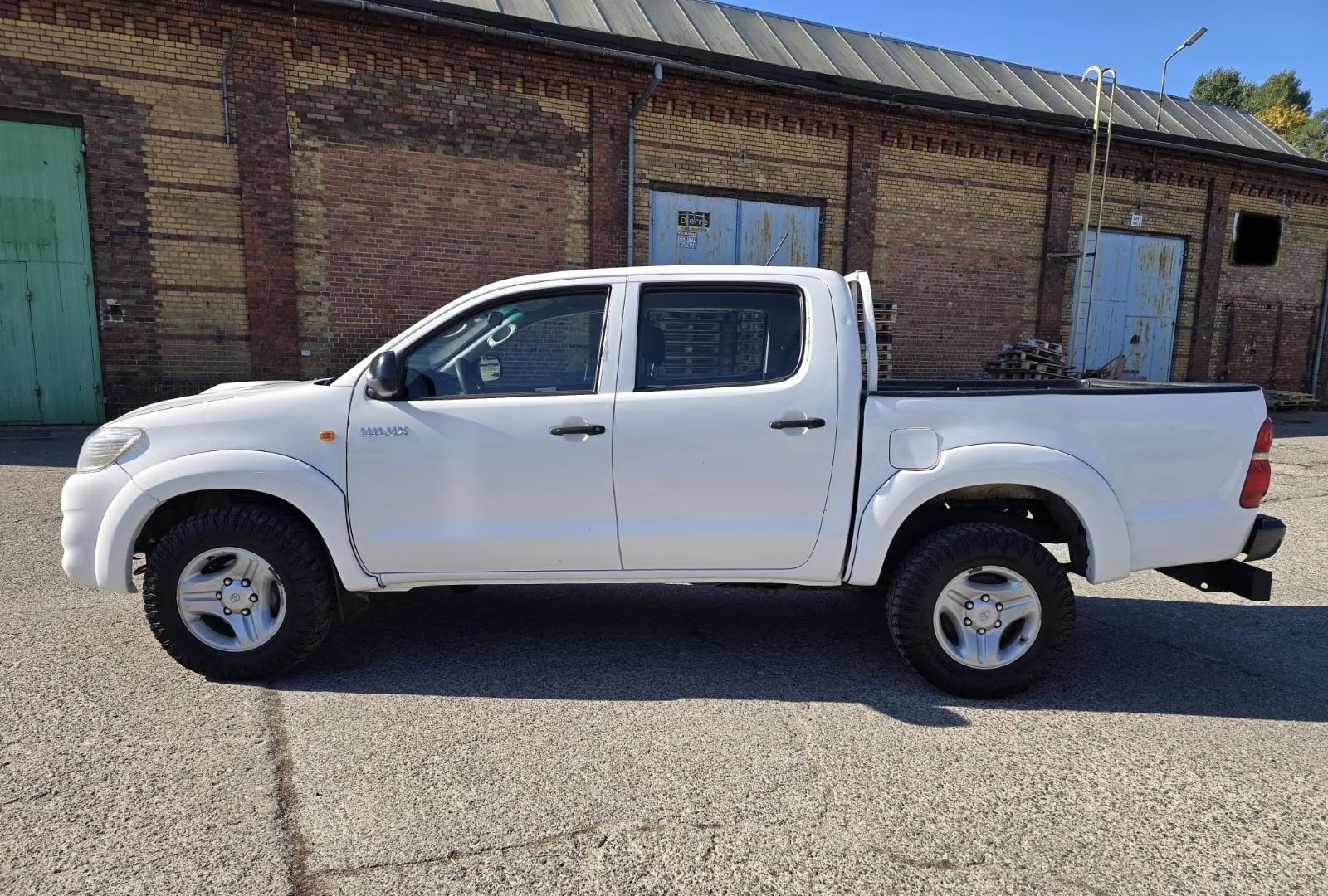 Toyota Hilux 2.5 D-4D 144 ch 4x4 Double Cabine • Clim auto • Attelage • Bluetooth • Sièges chauffants